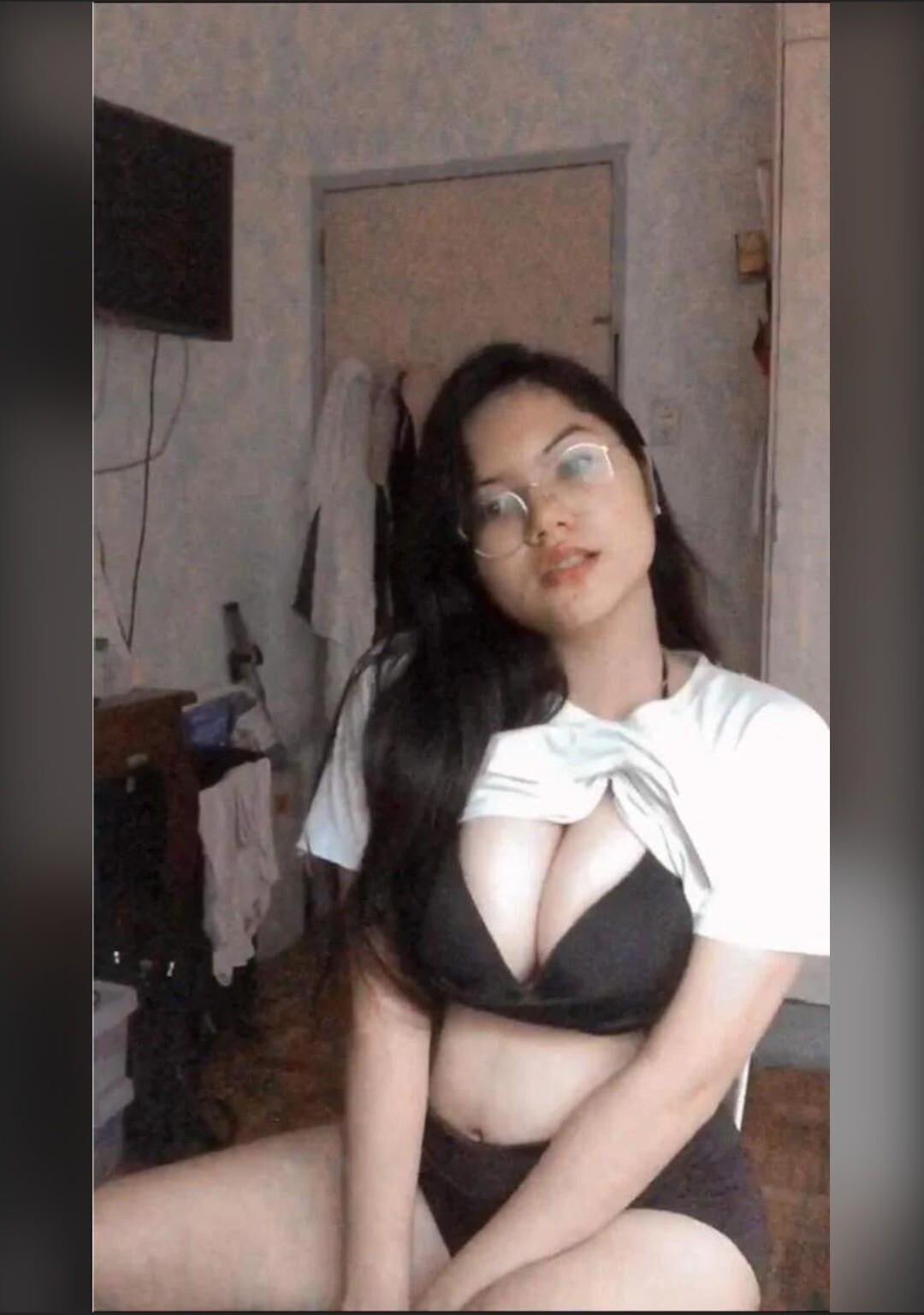 Nerdy Pinay with Big Tits