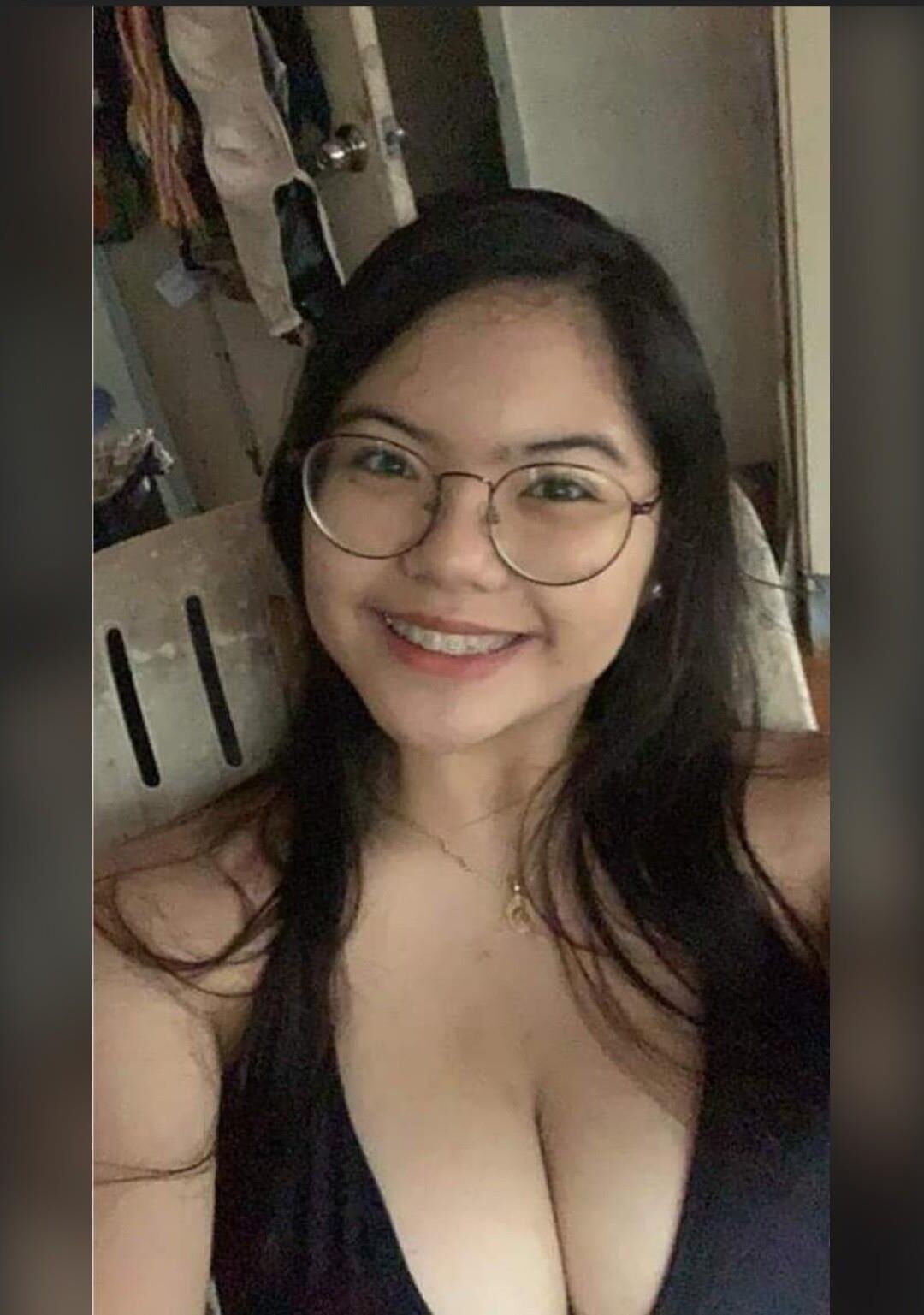 Nerdy Pinay with Big Tits