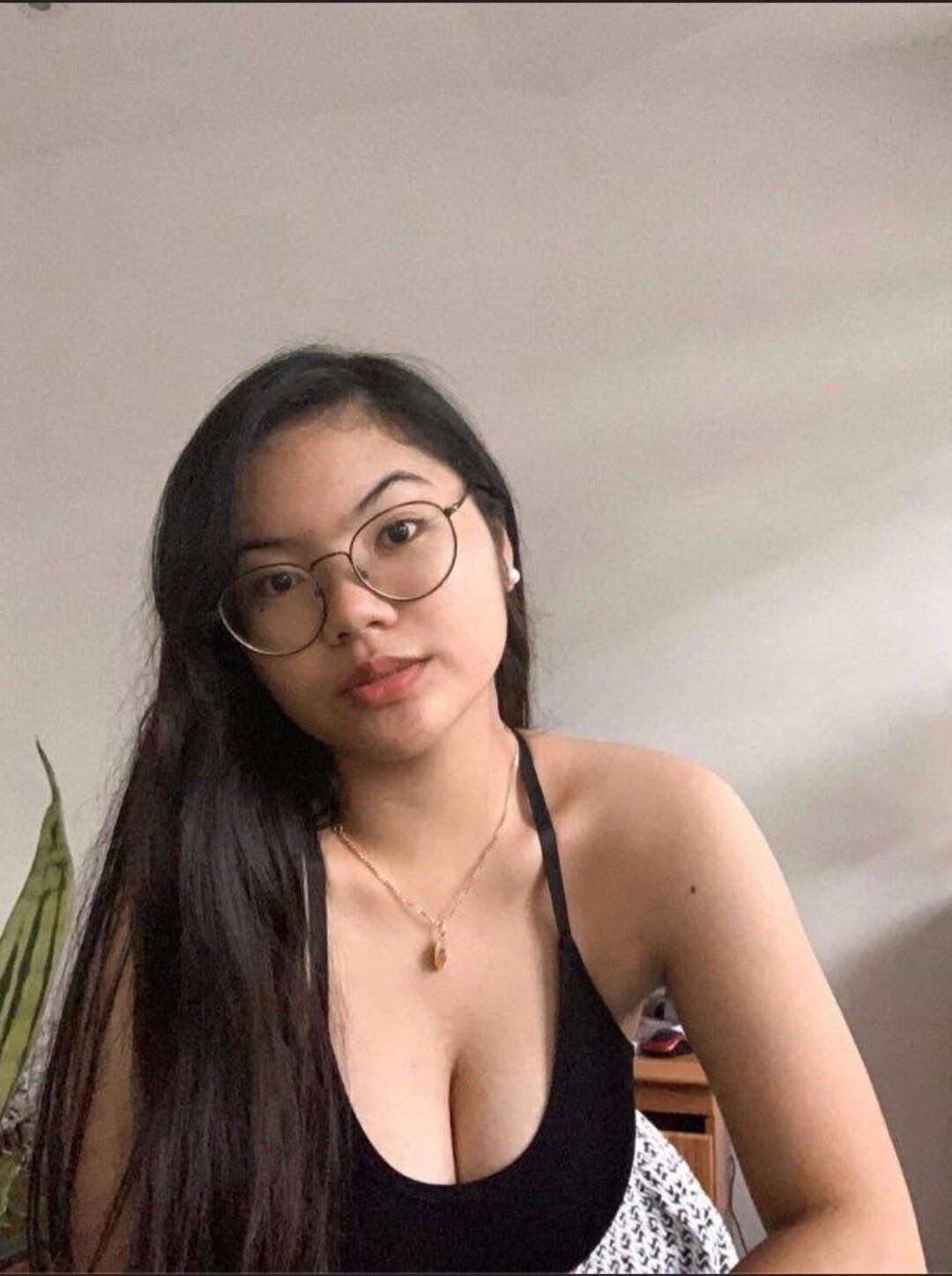 Nerdy Pinay with Big Tits