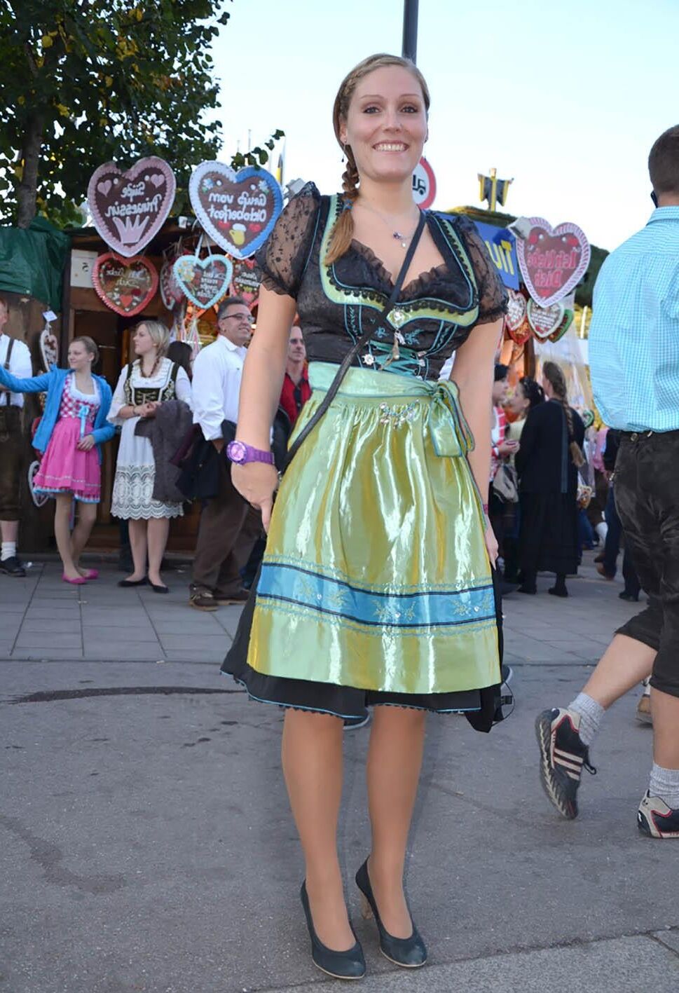 Fesche Madln im Dirndl zum Dreihundertzweiundneuzigste`n