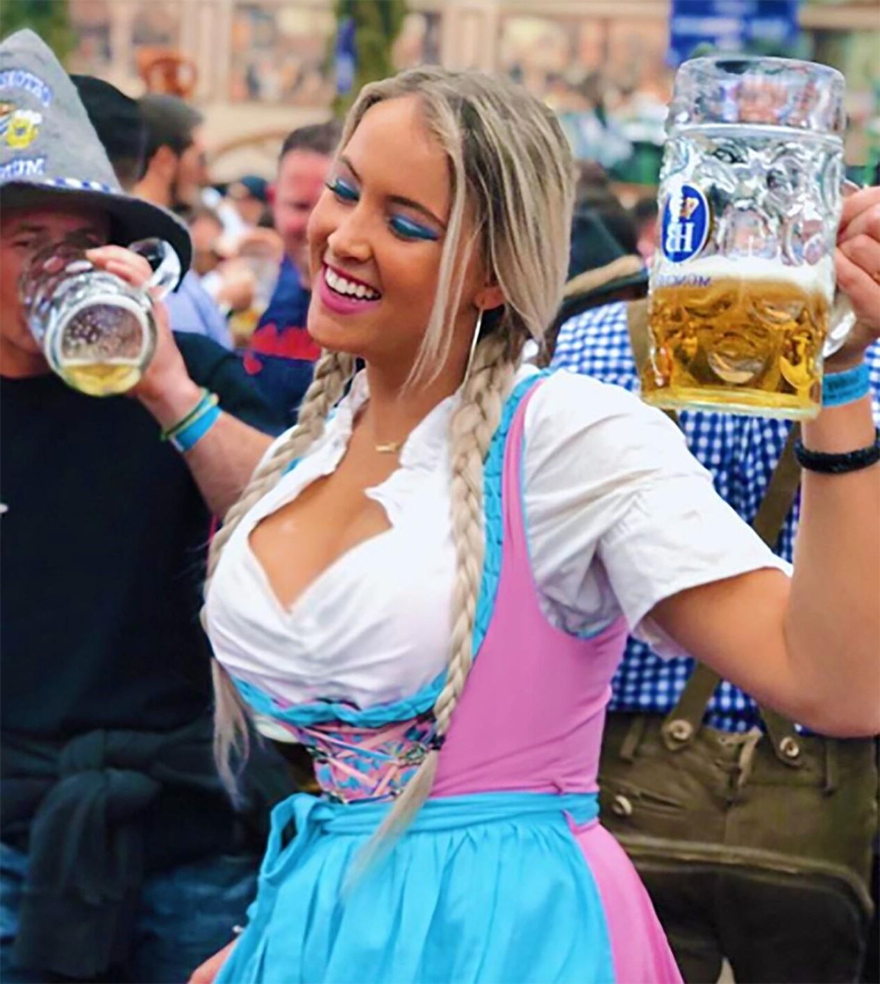 Fesche Madln im Dirndl zum Dreihundertzweiundneuzigste`n