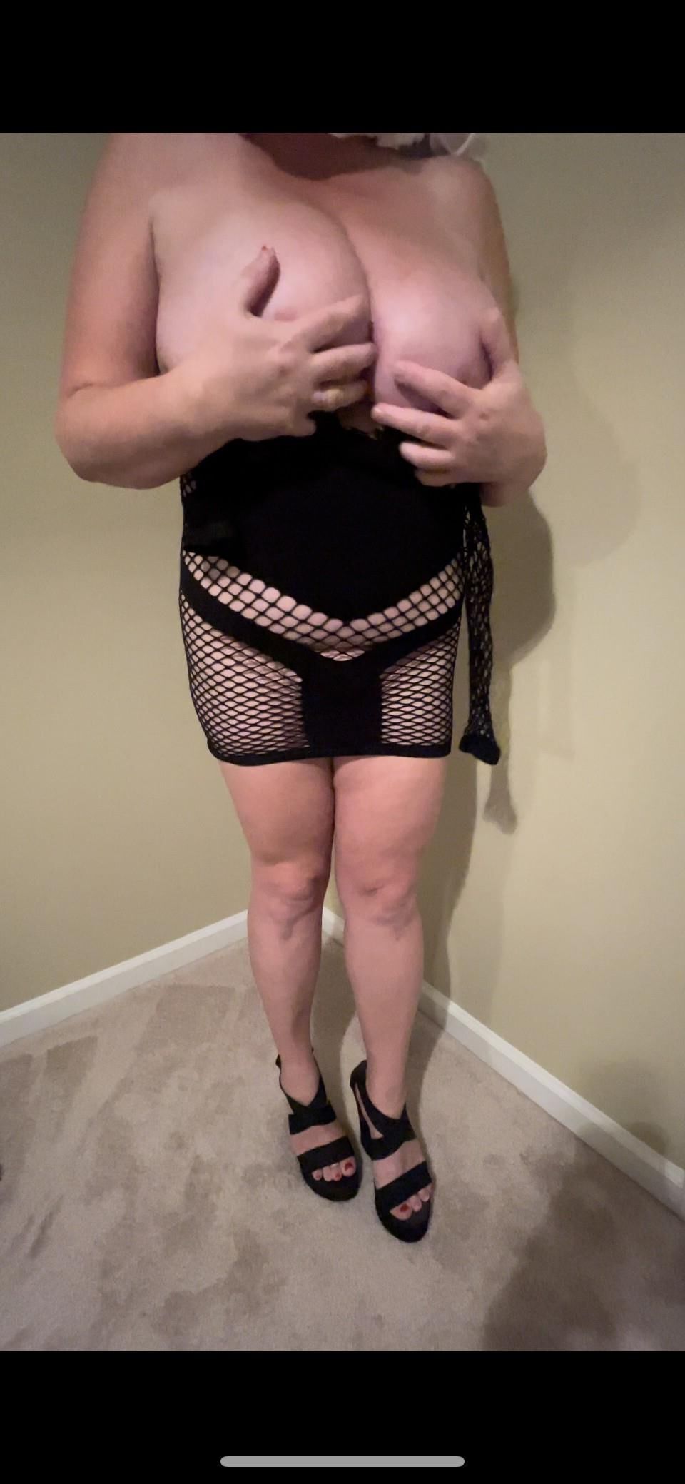 Thick and juicy MILF Lateshay in a black lingerie