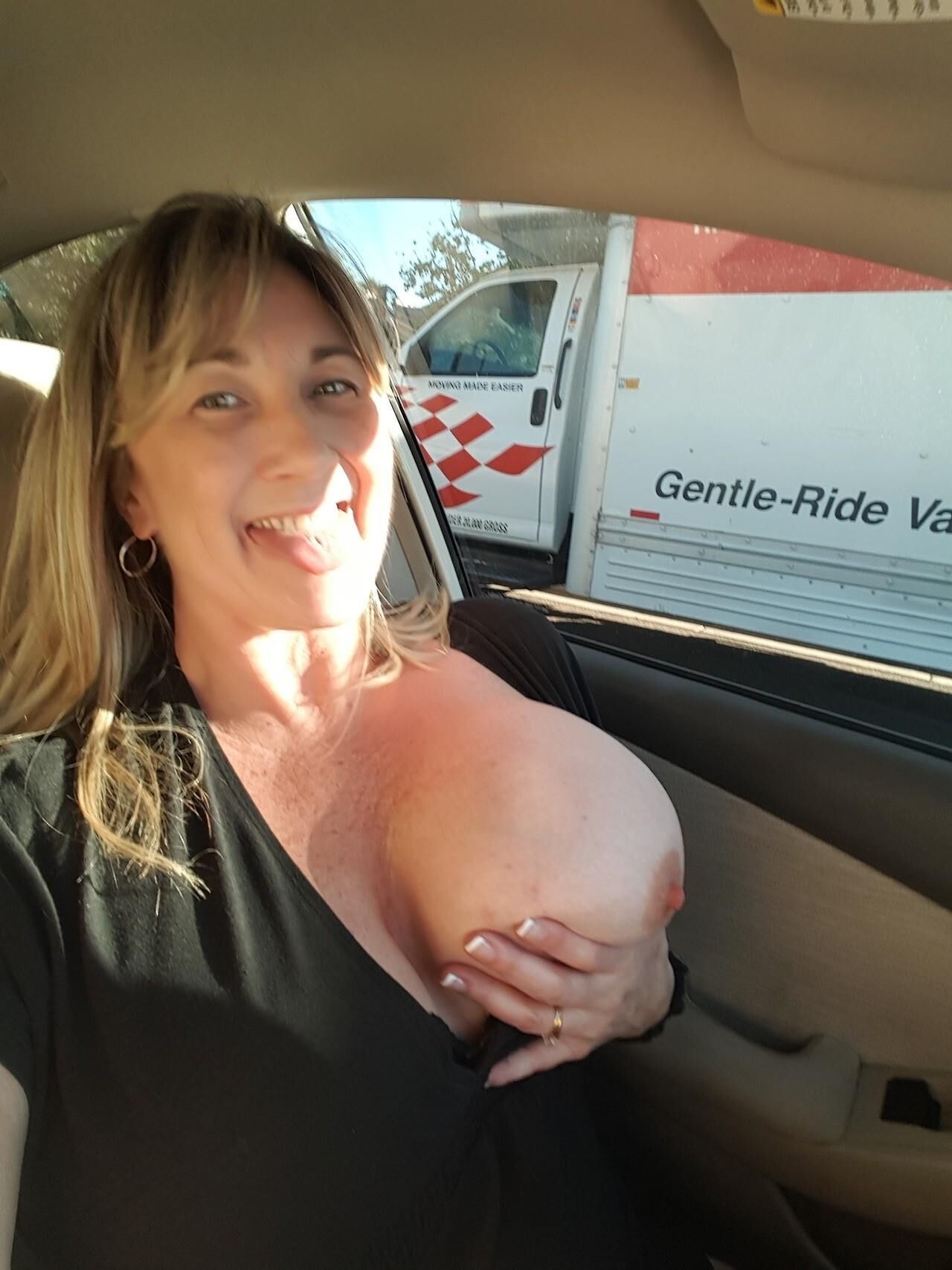 Enfermera mayor gordita hace alarde de sus grandes tetas