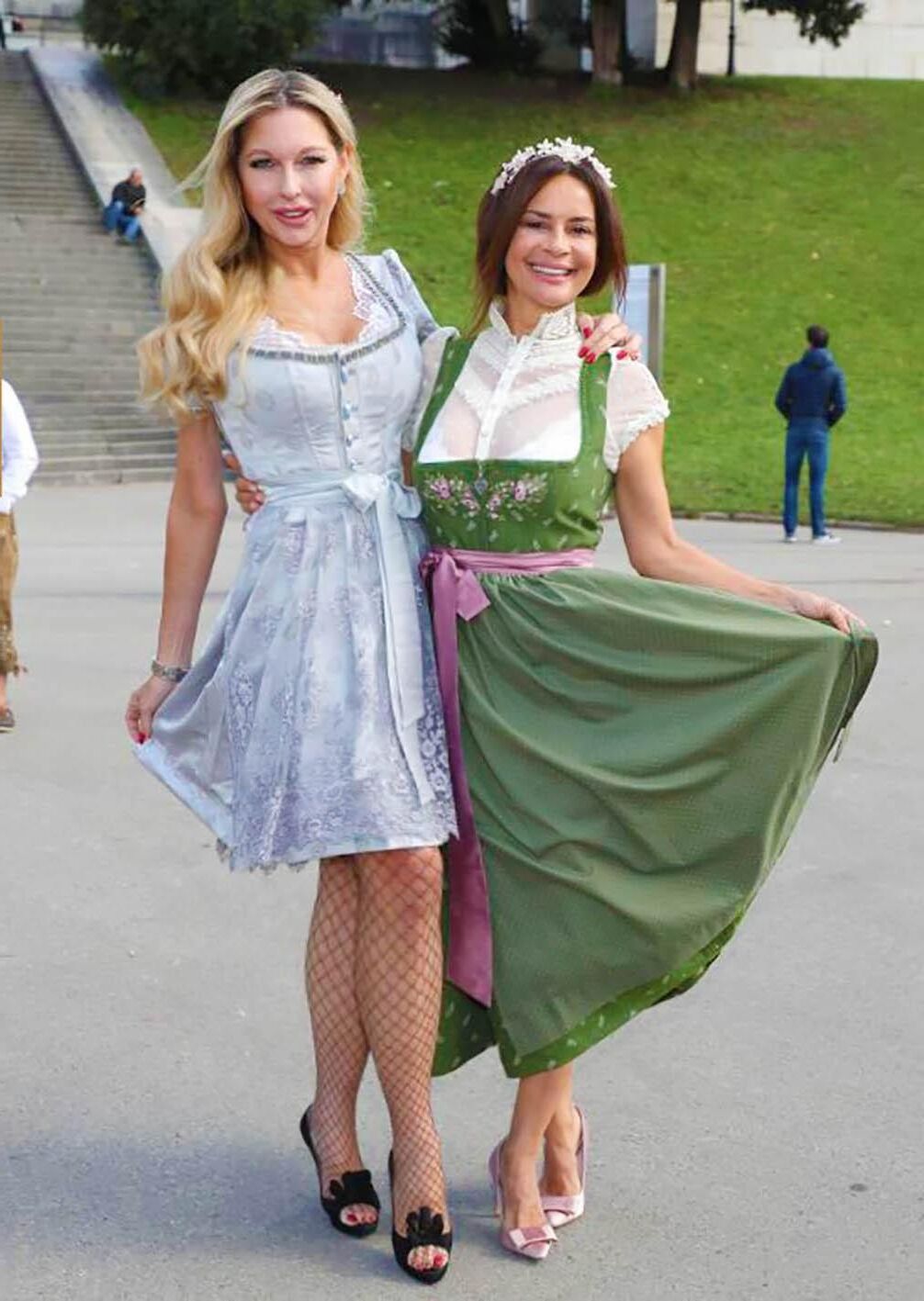 Fesche Madln im Dirndl zum Dreihundertzweiundneuzigste`n