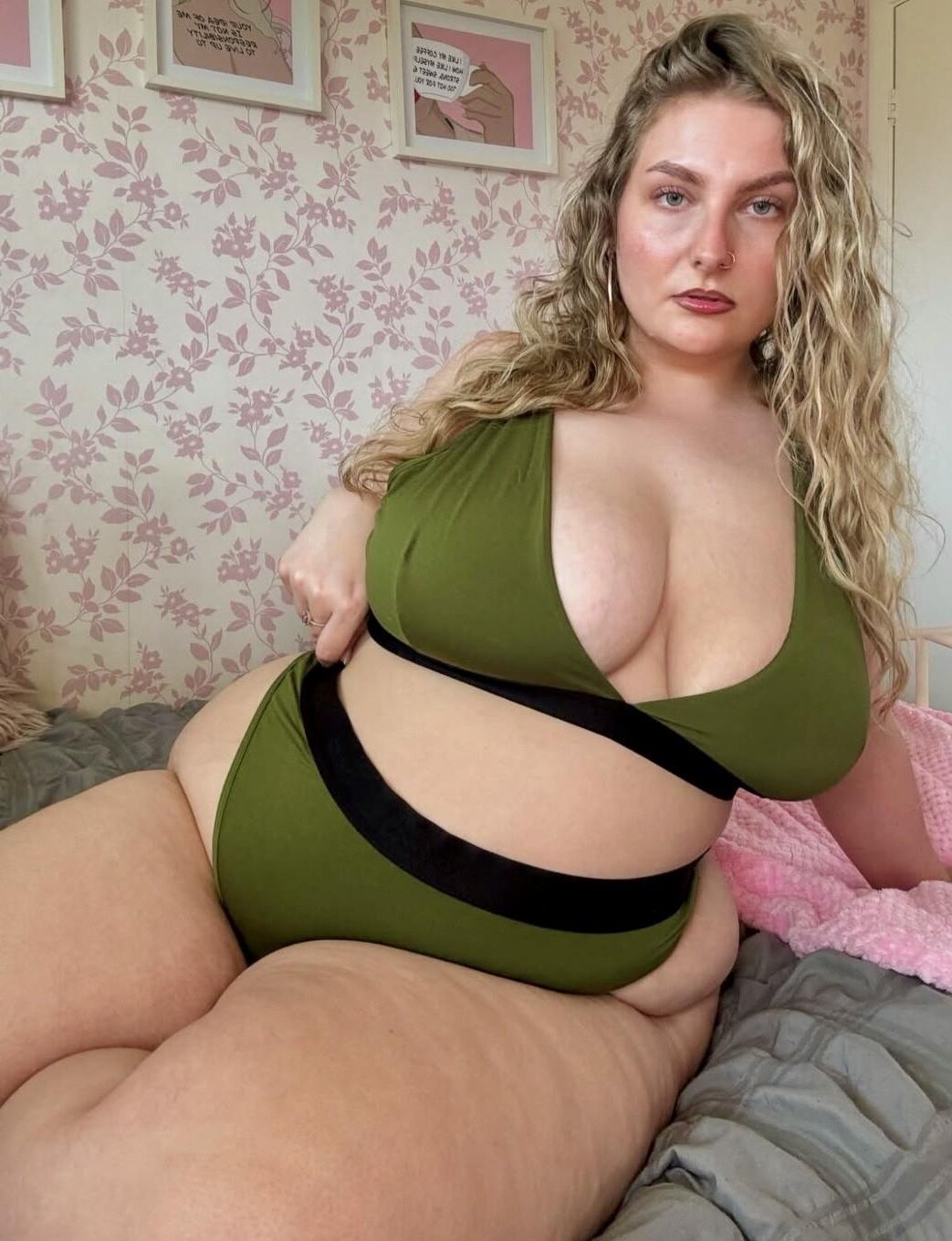 Sexy blonde BBW-MILF