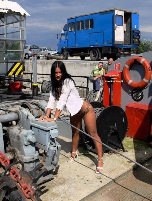 Garotas nuas na frente dos homens