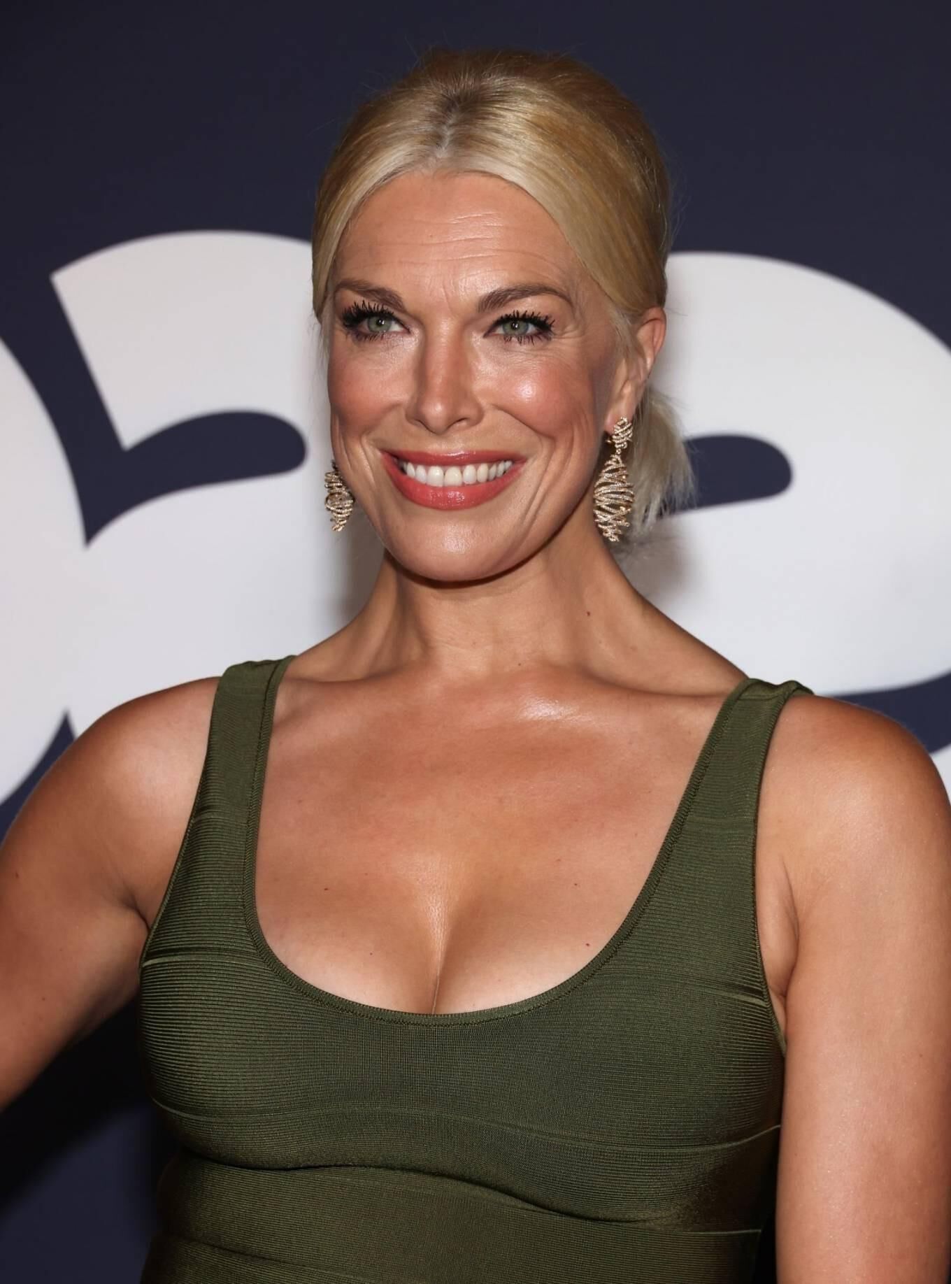 MILF puta Hannah Waddingham; tetas grandes, culo gordo, caderas anchas