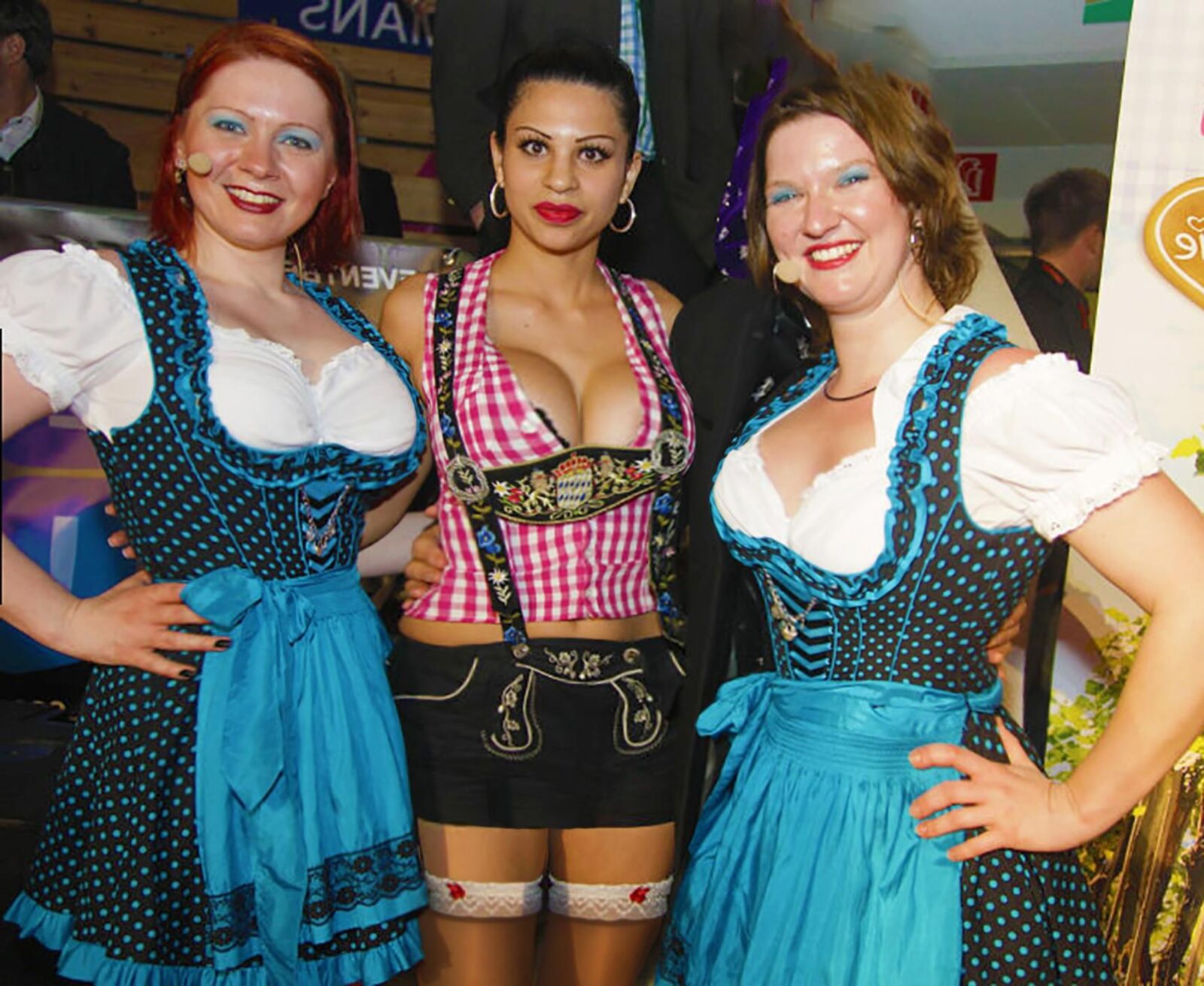 Fesche Madln im Dirndl zum Dreihundertdreiundneuzigste`n