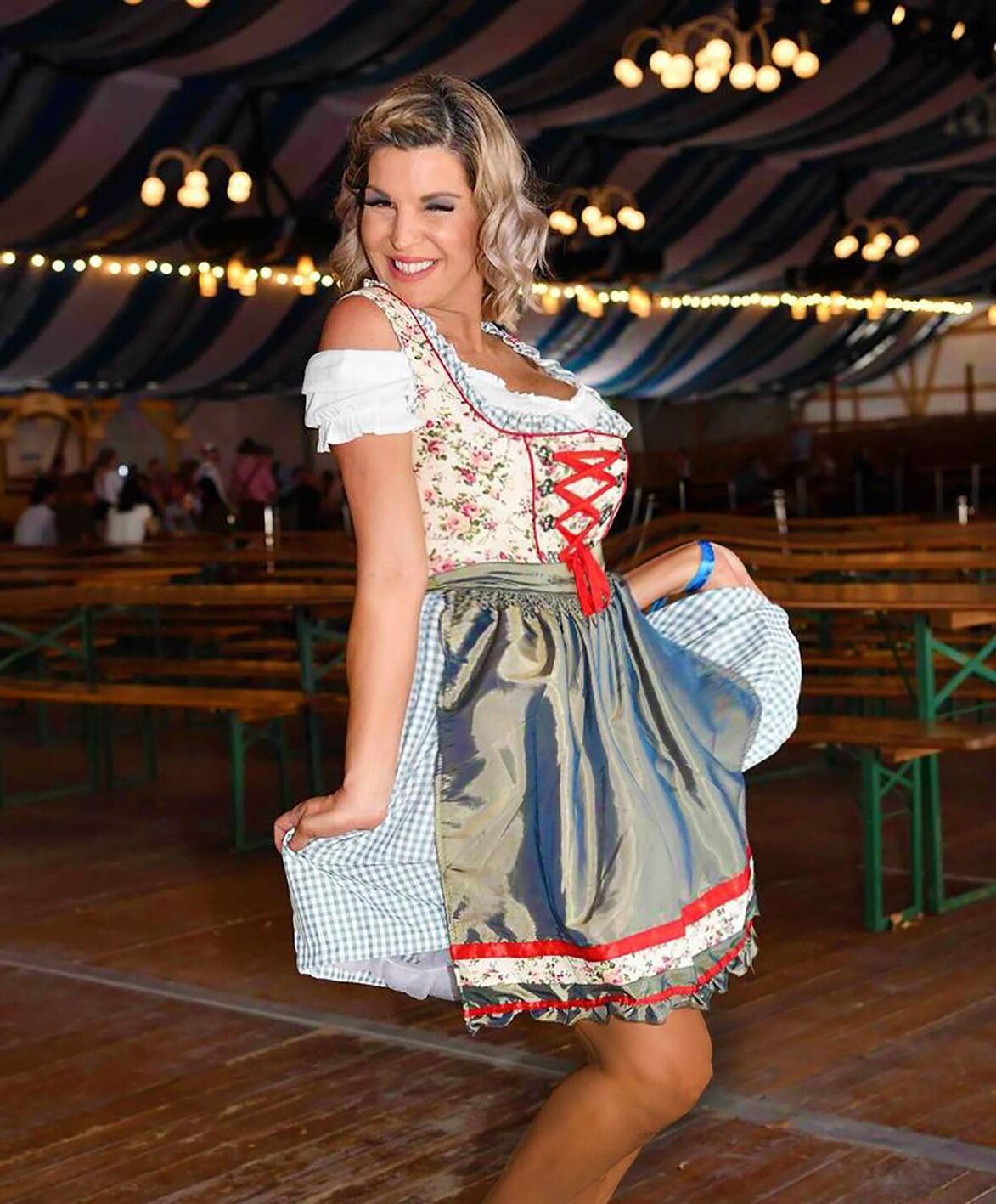 Fesche Madln im Dirndl zum Dreihundertdreiundneuzigste`n