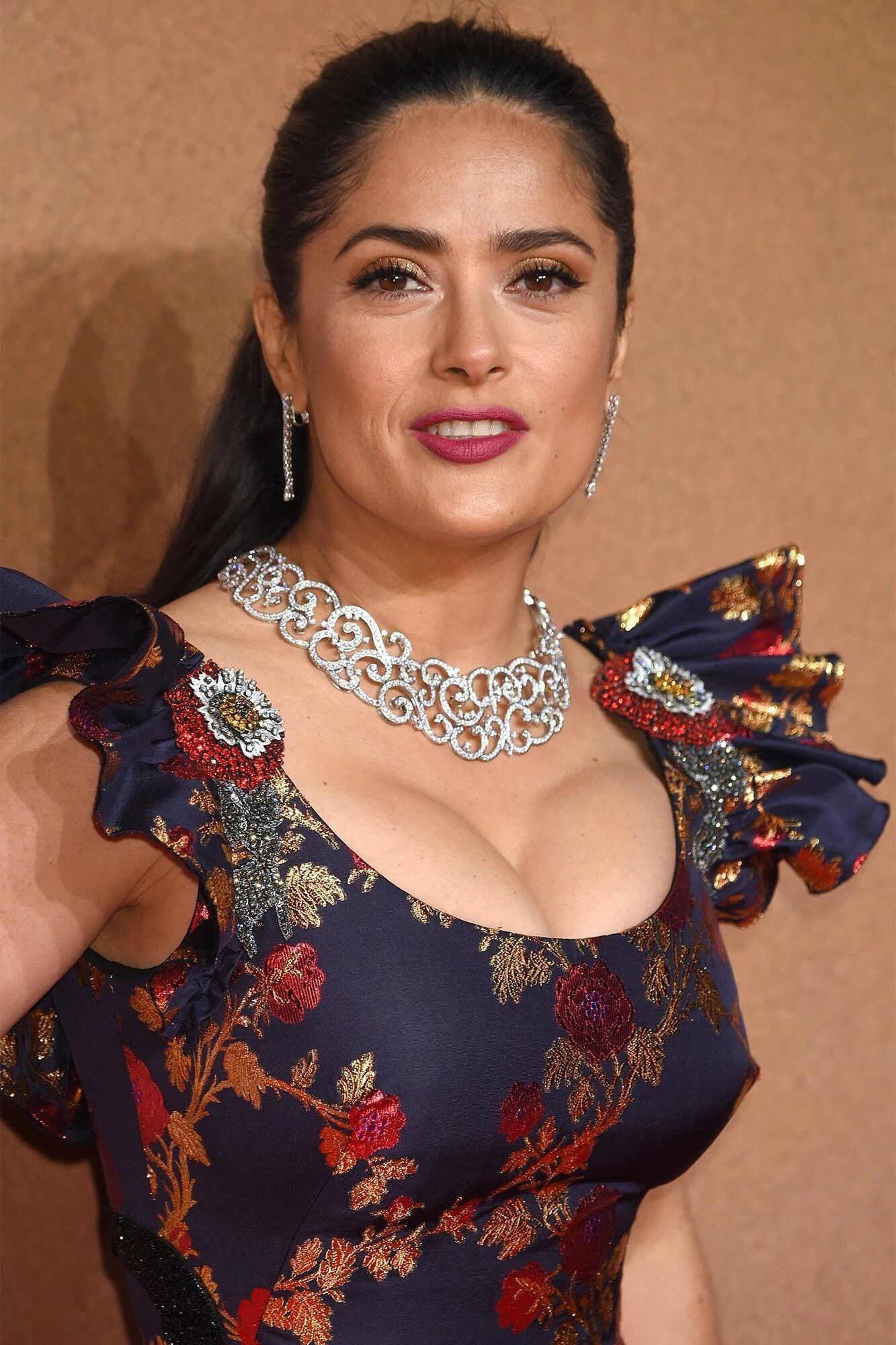 Diosa MILF tetona Salma Hayek, material de primera cogida de tetas