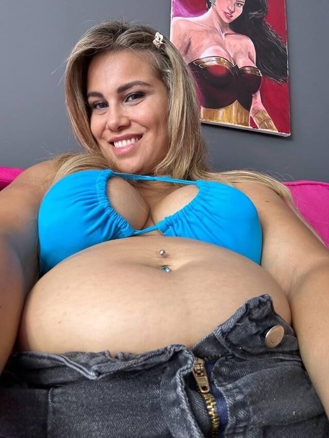 Hermosa chica gordita feedee