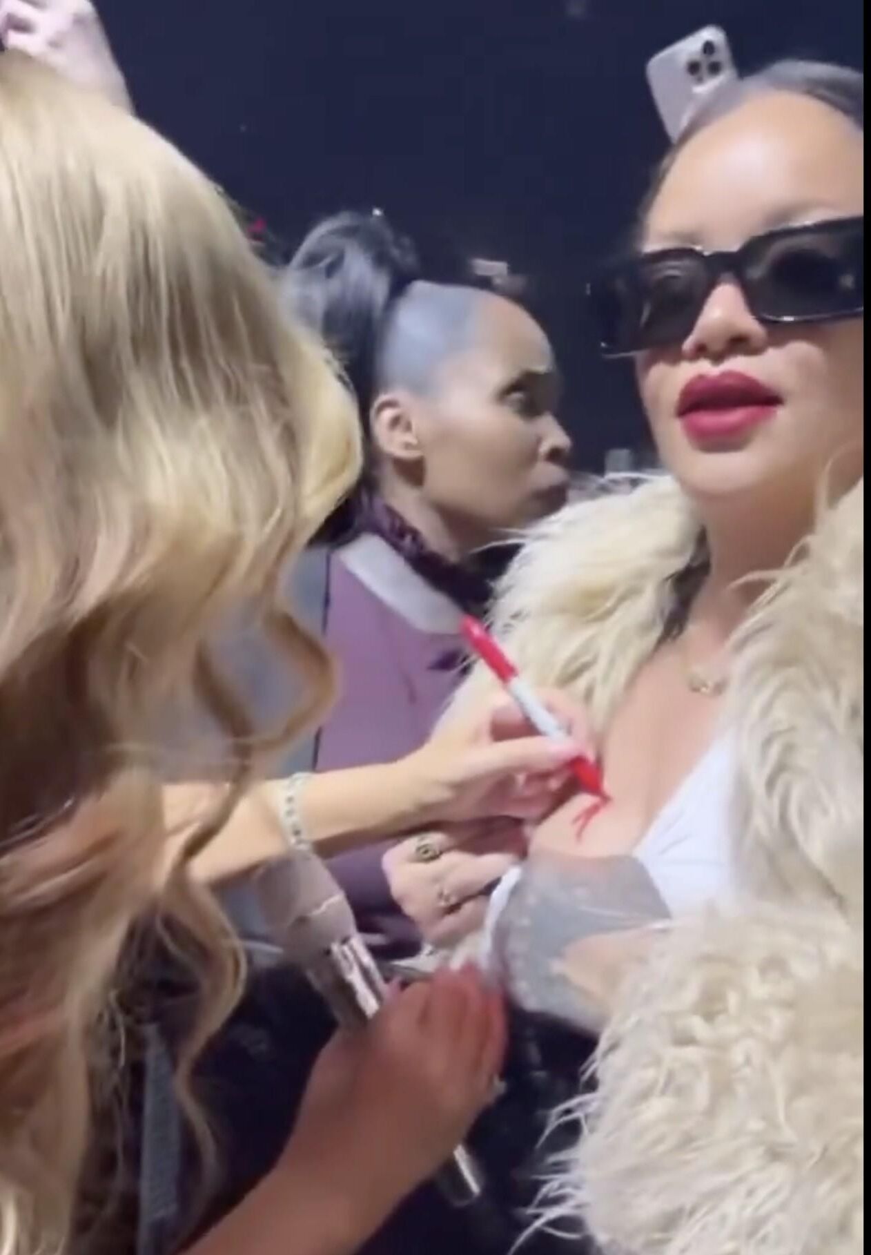 MARIAH CAREY AUTOGRAPHES LES SEINS DE RIHANNA