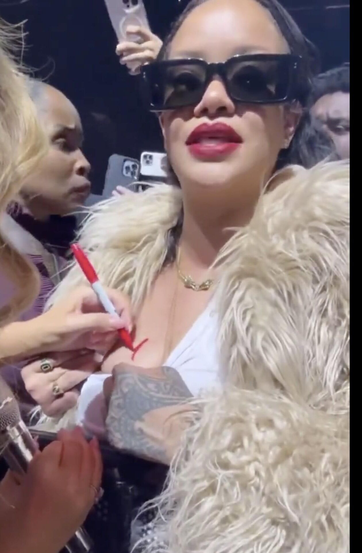 MARIAH CAREY AUTOGRAPHES LES SEINS DE RIHANNA