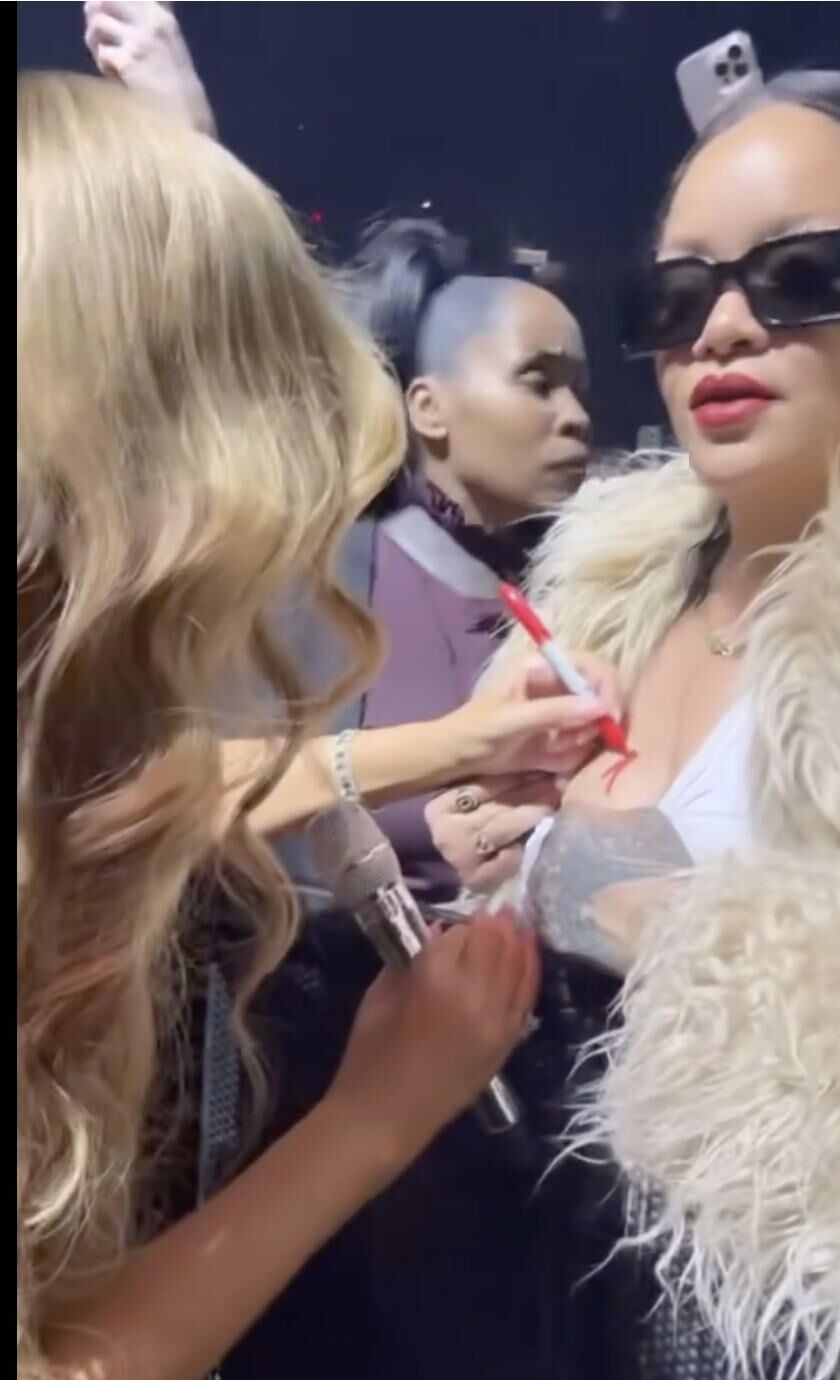 MARIAH CAREY AUTOGRAPHES LES SEINS DE RIHANNA