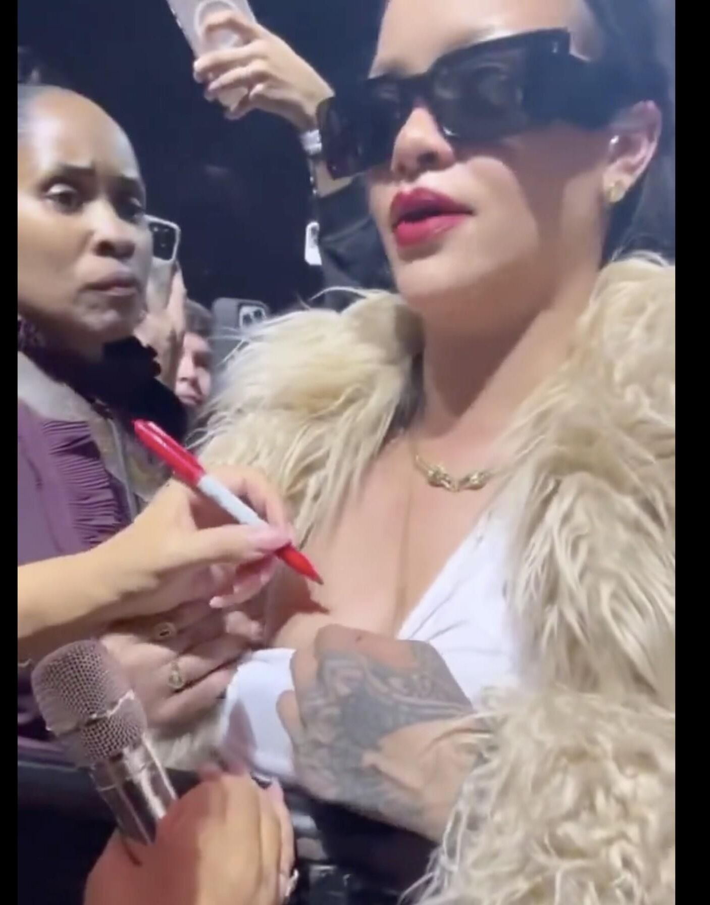 MARIAH CAREY AUTOGRAPHES LES SEINS DE RIHANNA