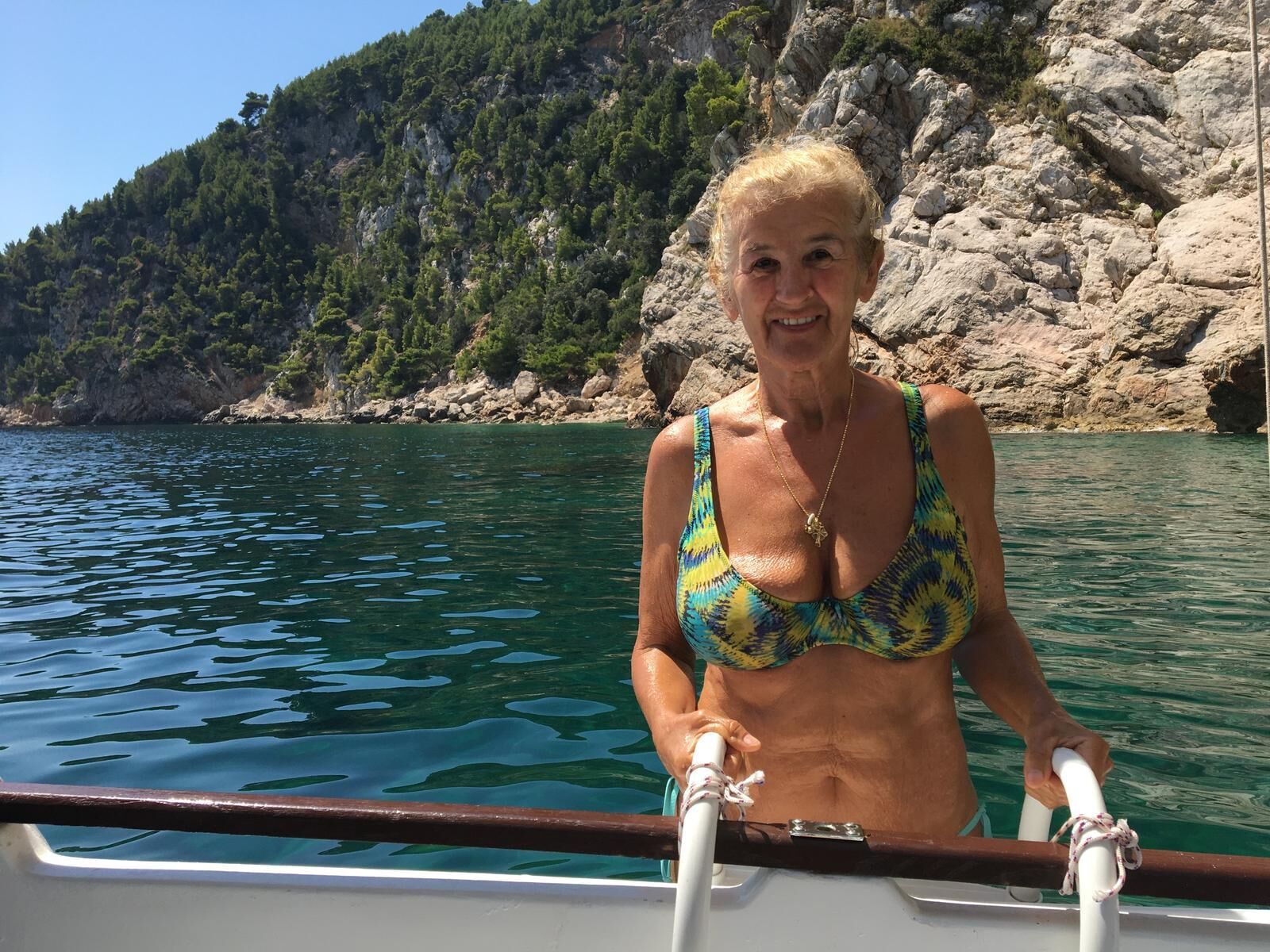 Vollbusiges Bikini-GILF