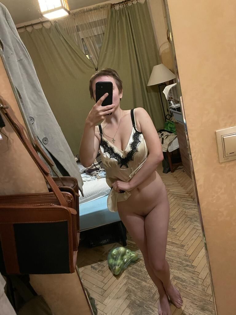 Aleksandra p alias annac selfie en la habitación Enormes tetas y culo.