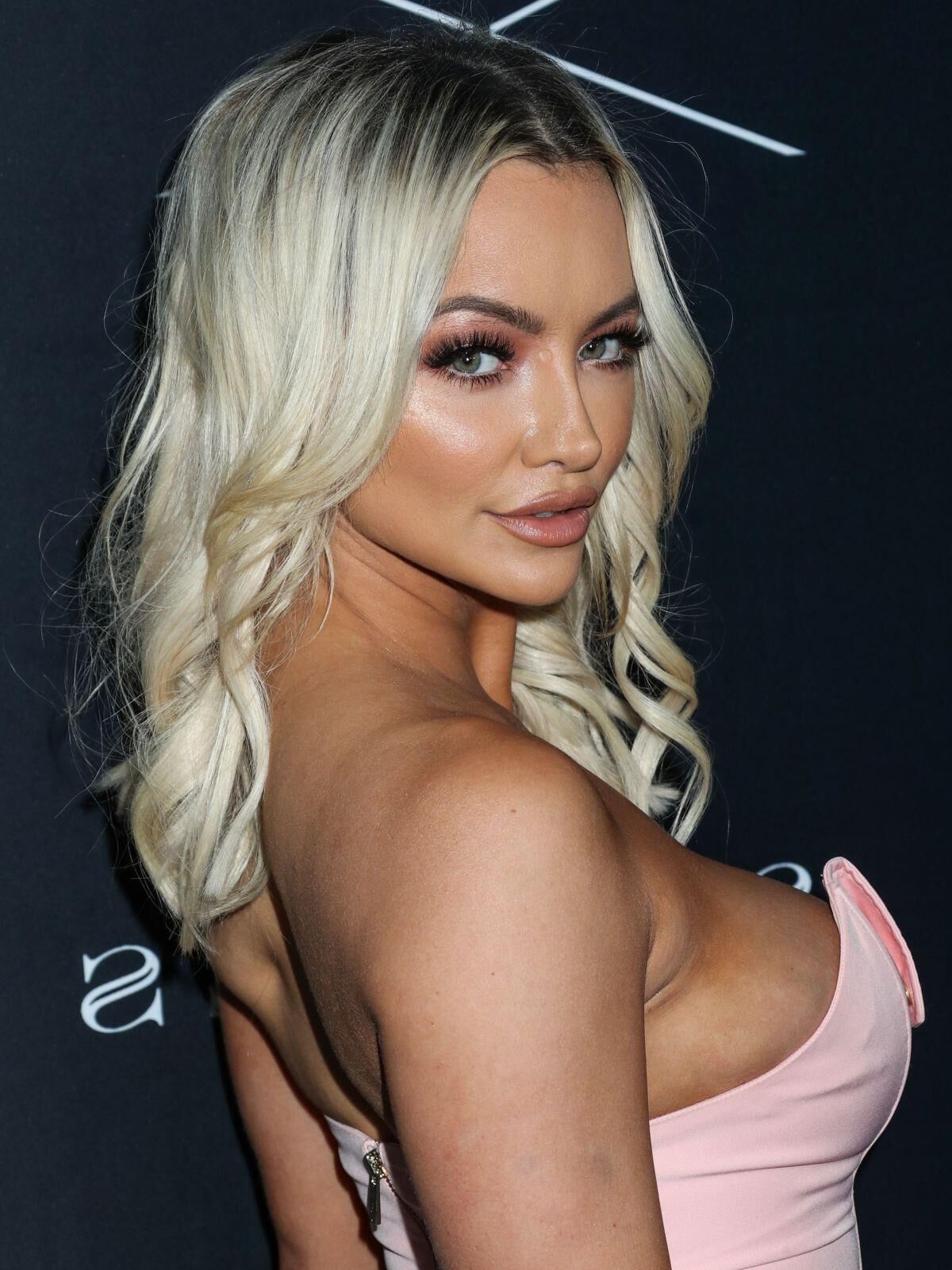 Lindsey Pelas