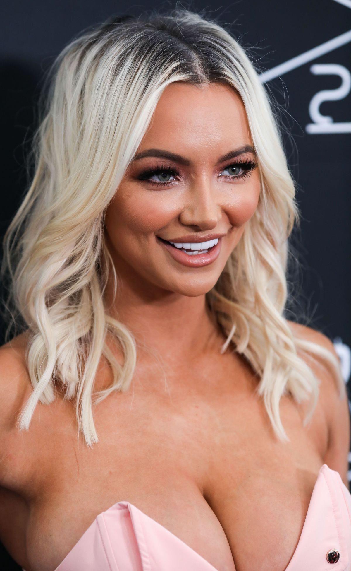 Lindsey Pelas