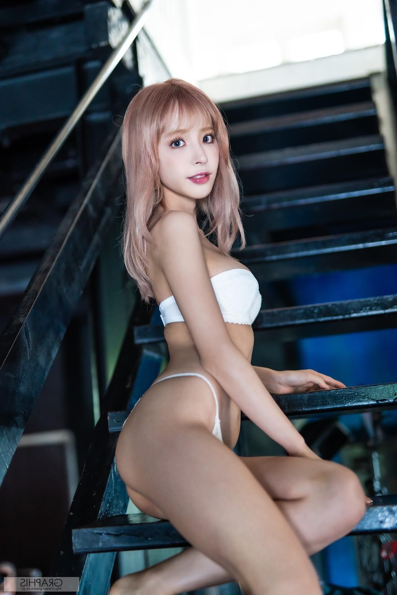 Kana Momonogi Graphis