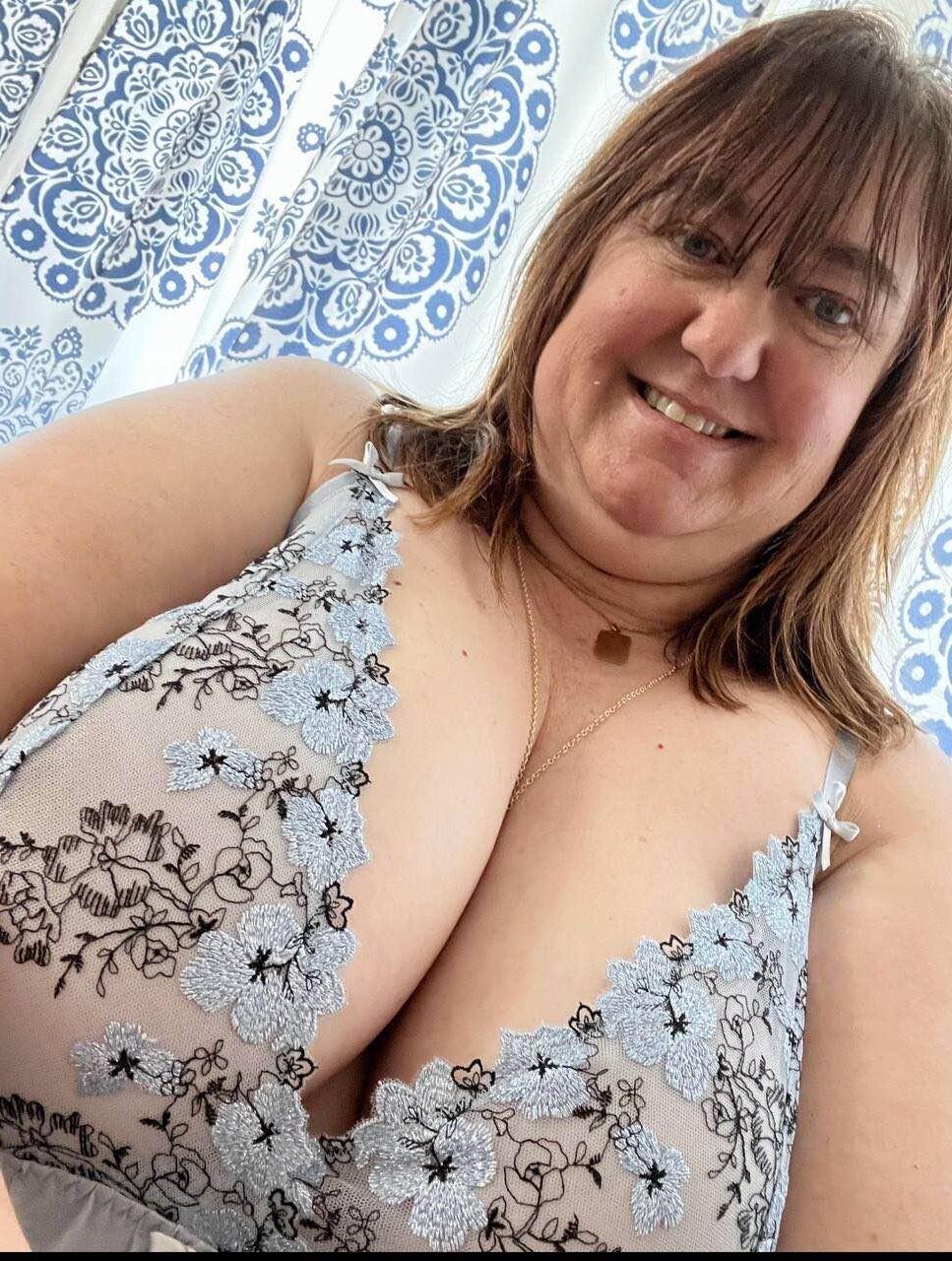 BBW PEITOS ENORMES EXPOSTOS