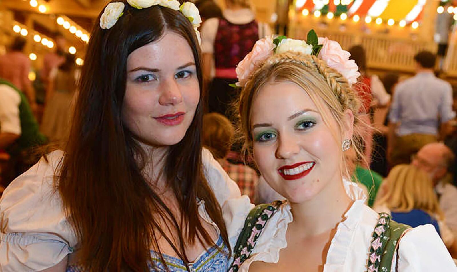 Fesche Madln im Dirndl zum Dreihundertvierundneuzigste`n