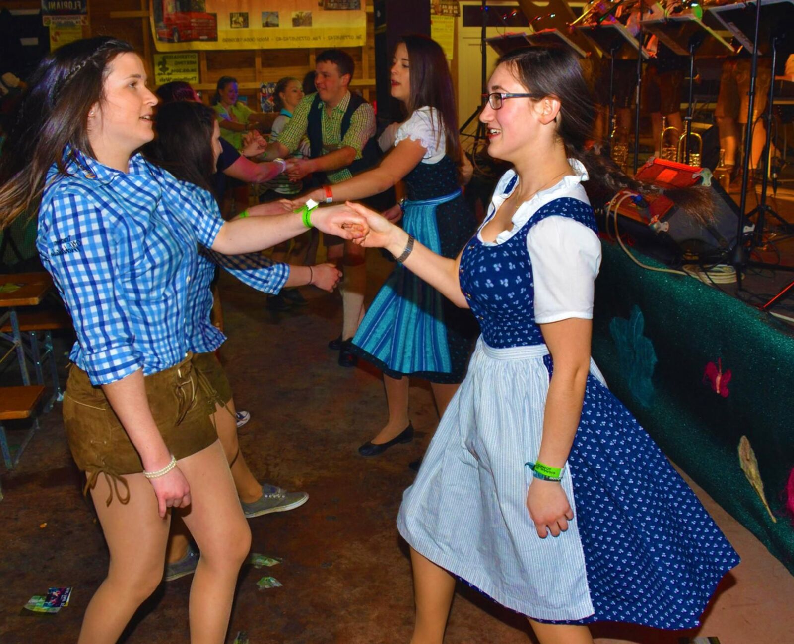 Fesche Madln im Dirndl zum Dreihundertvierundneuzigsten