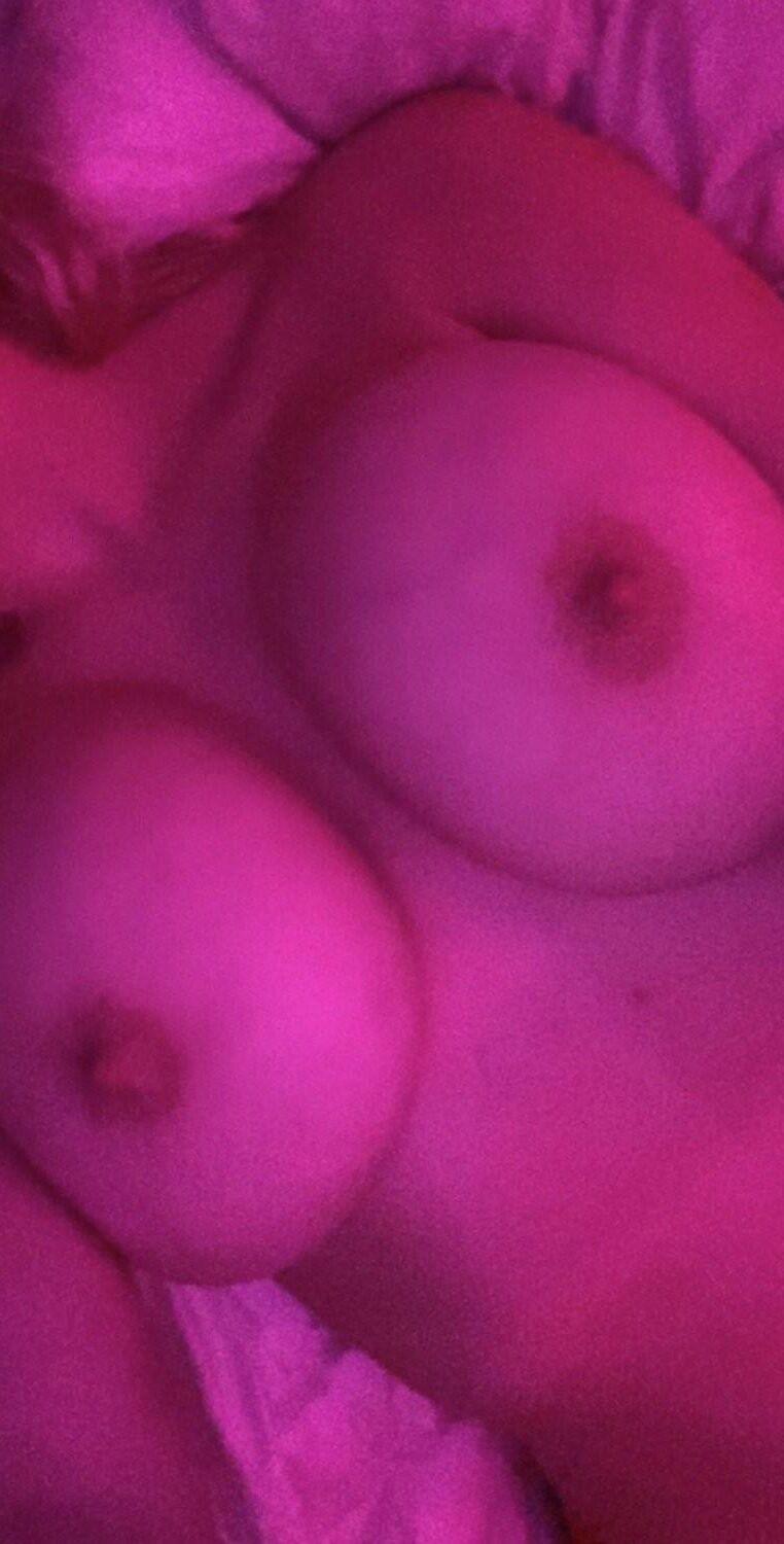 Adolescente de enormes tetas me envía desnudos