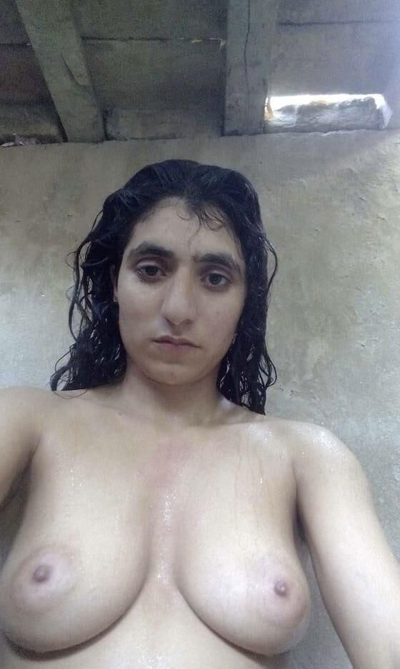 Esposas indianas excitadas mostrando seus peitos