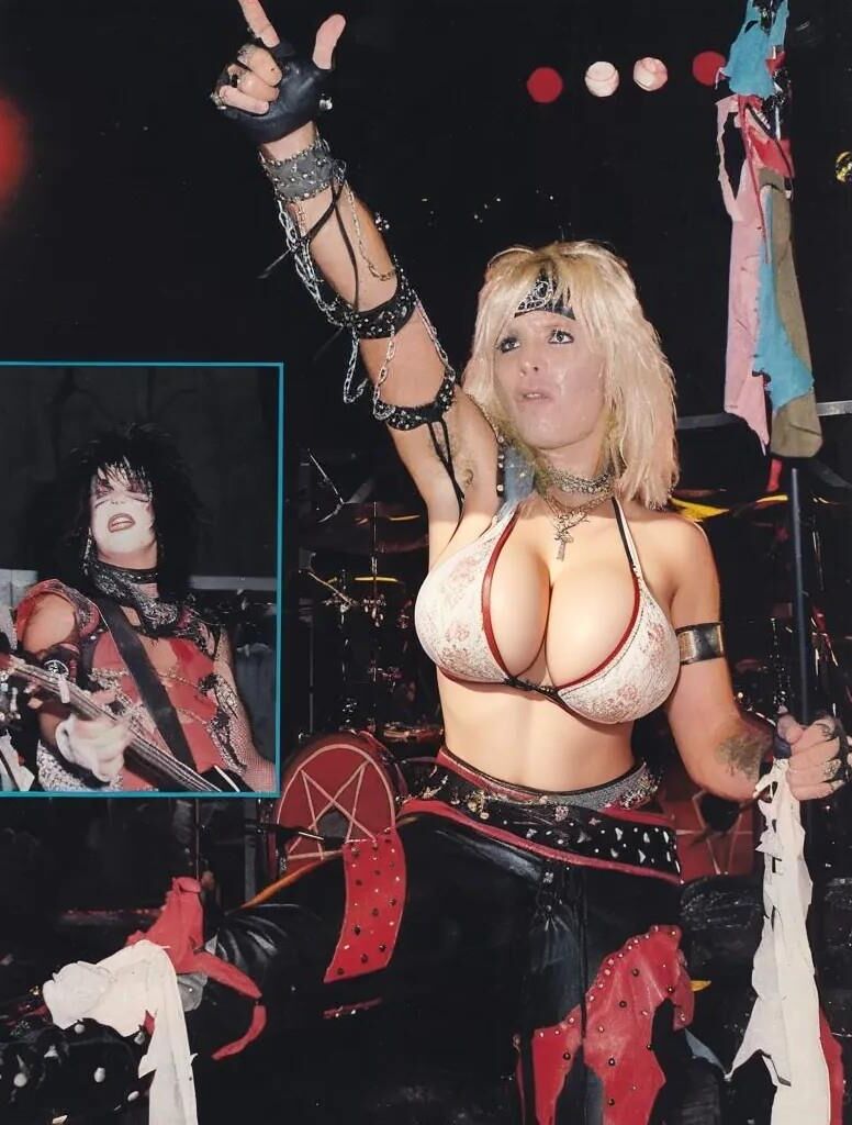 Bizarro Motley Crue con grandes tetas