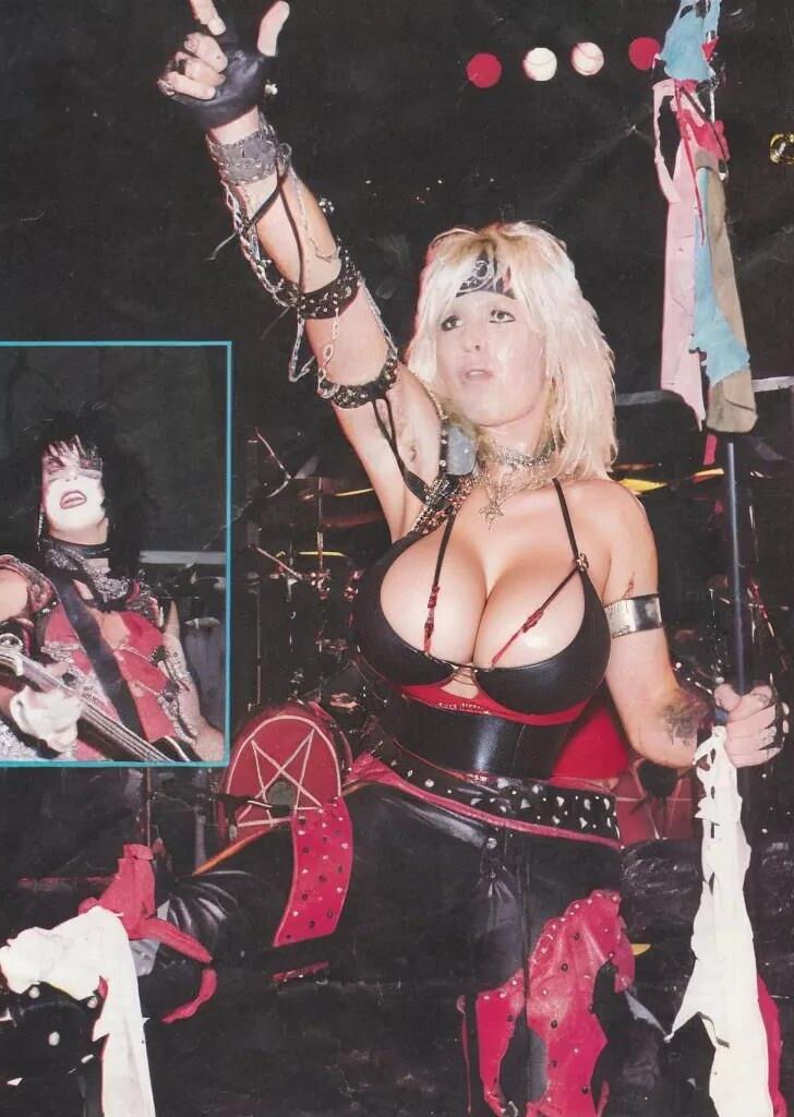 Bizarro Motley Crue con grandes tetas