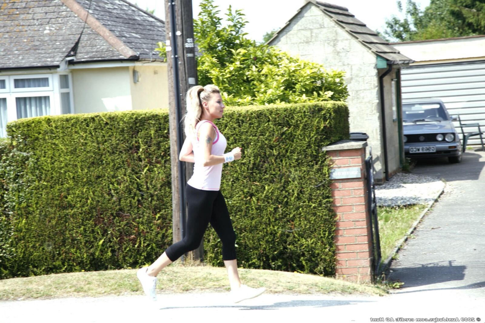 Saffy vollbusige reife britische blonde Schönheit geht joggen