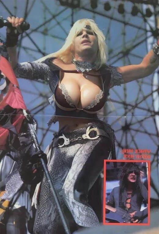 Bizarro Motley Crue con grandes tetas