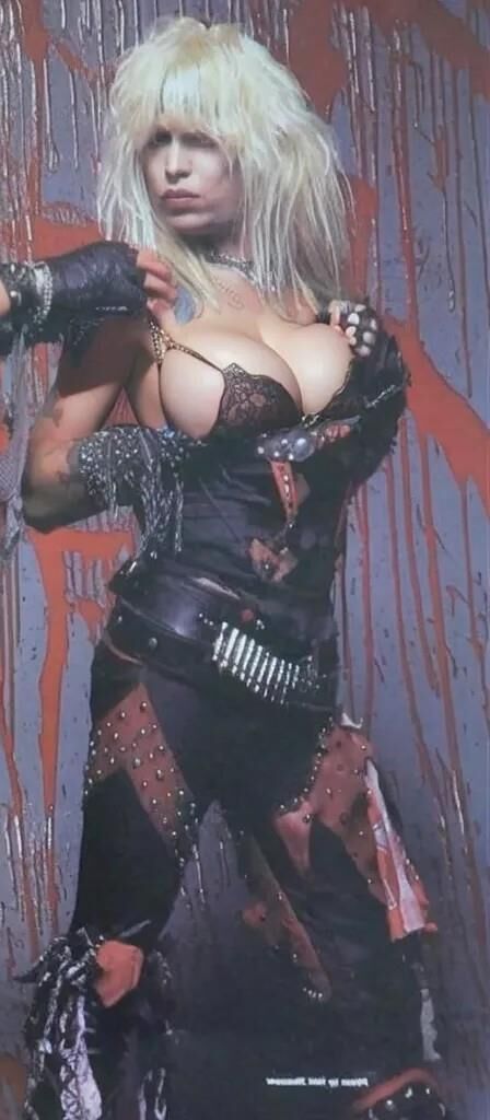 Bizarro Motley Crue con grandes tetas