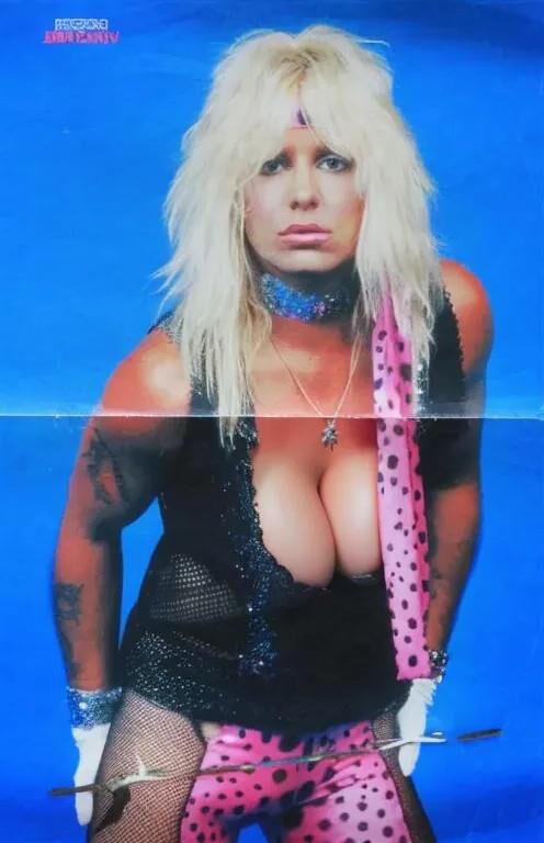 Bizarro Motley Crue con grandes tetas