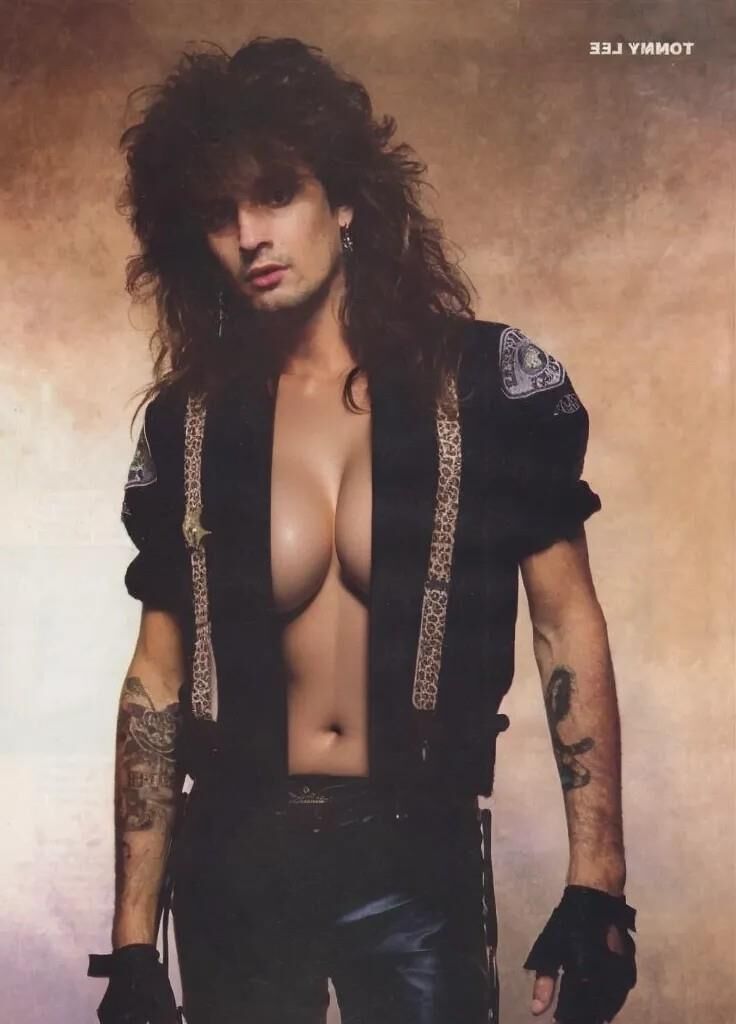 Bizarro Motley Crue con grandes tetas