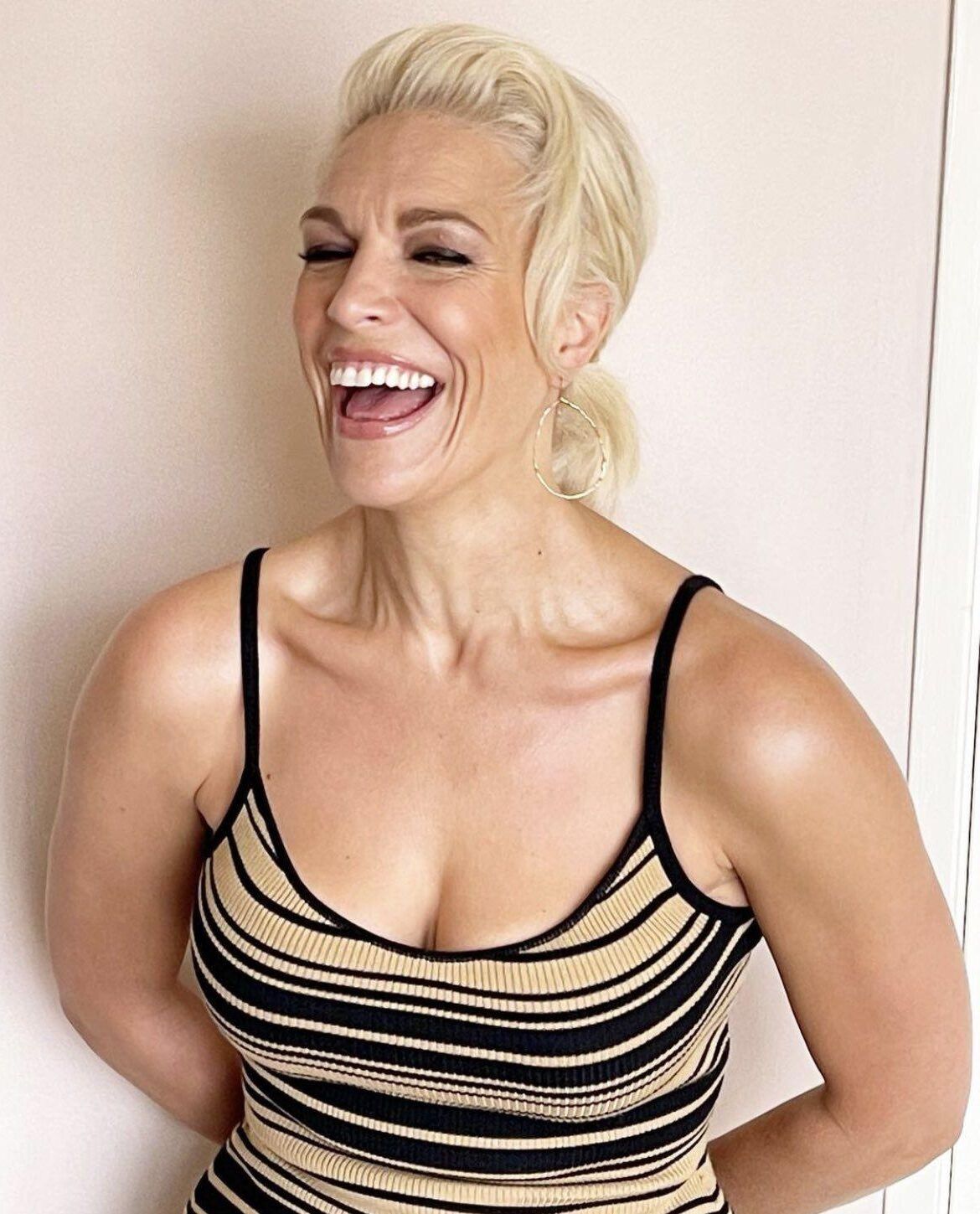 MILF-Schlampe Hannah Waddingham; große Titten, fetter Arsch, breite Hüften