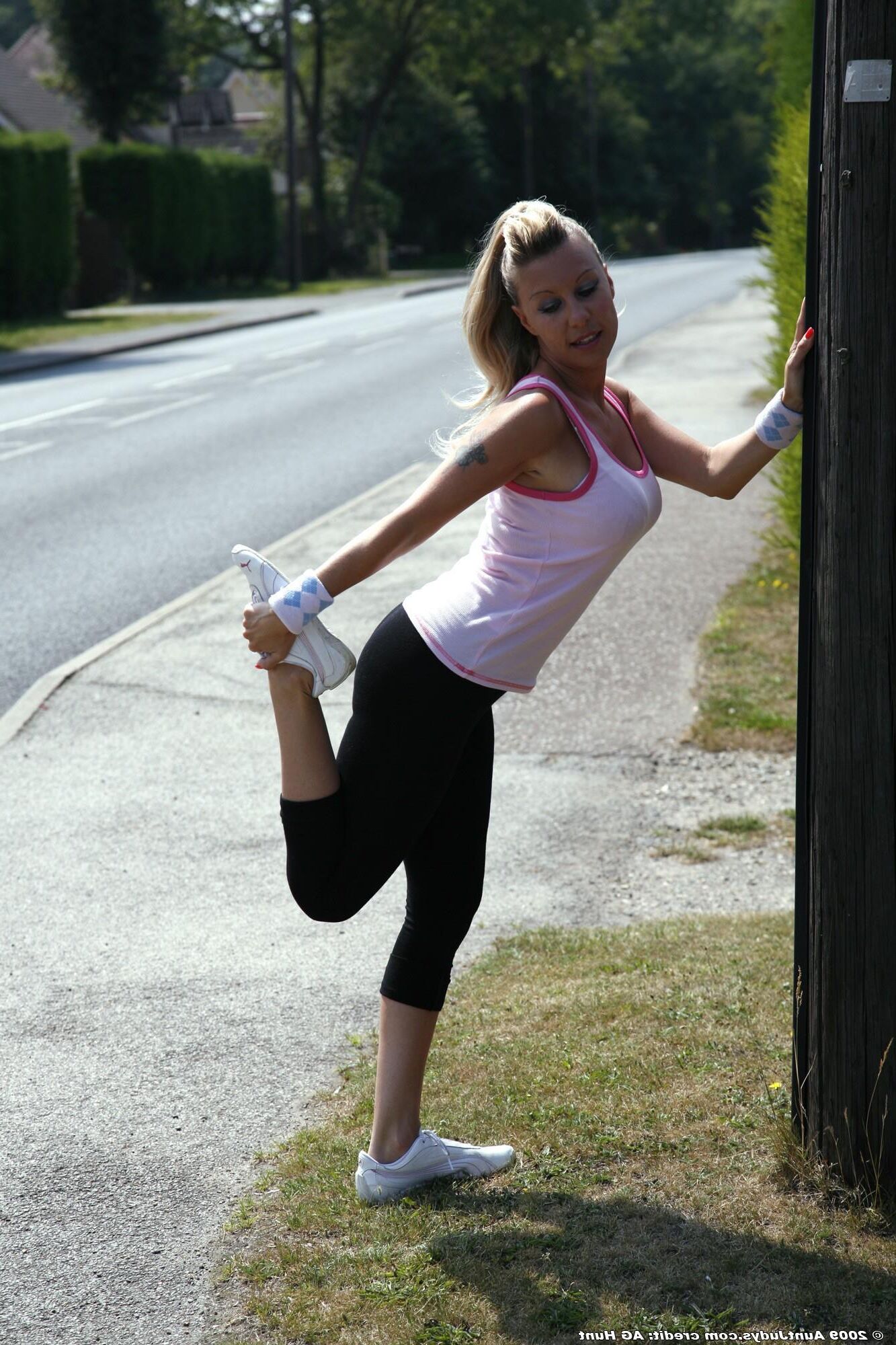 Saffy vollbusige reife britische blonde Schönheit geht joggen