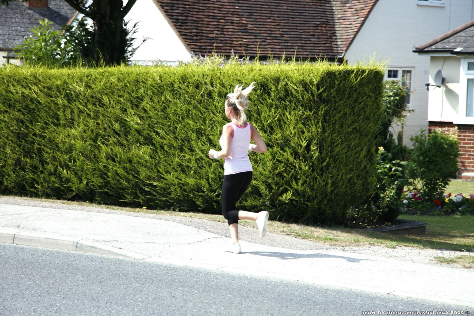 Saffy vollbusige reife britische blonde Schönheit geht joggen