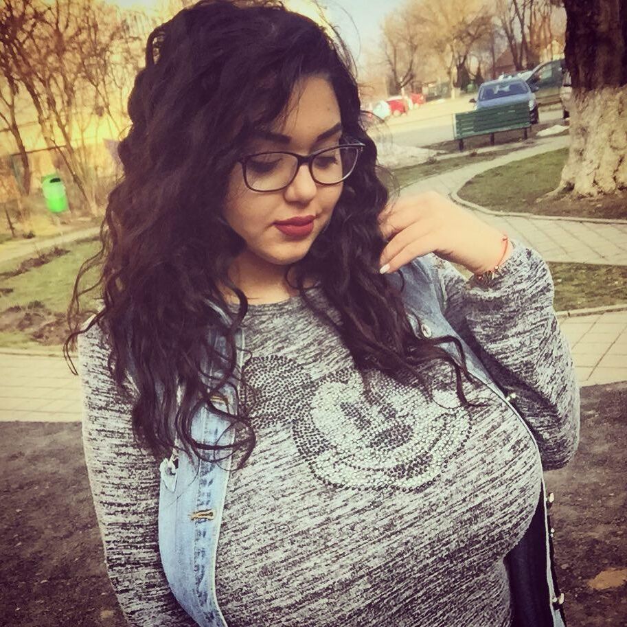 Chica árabe francesa con tetas monstruosas (sin desnudos)