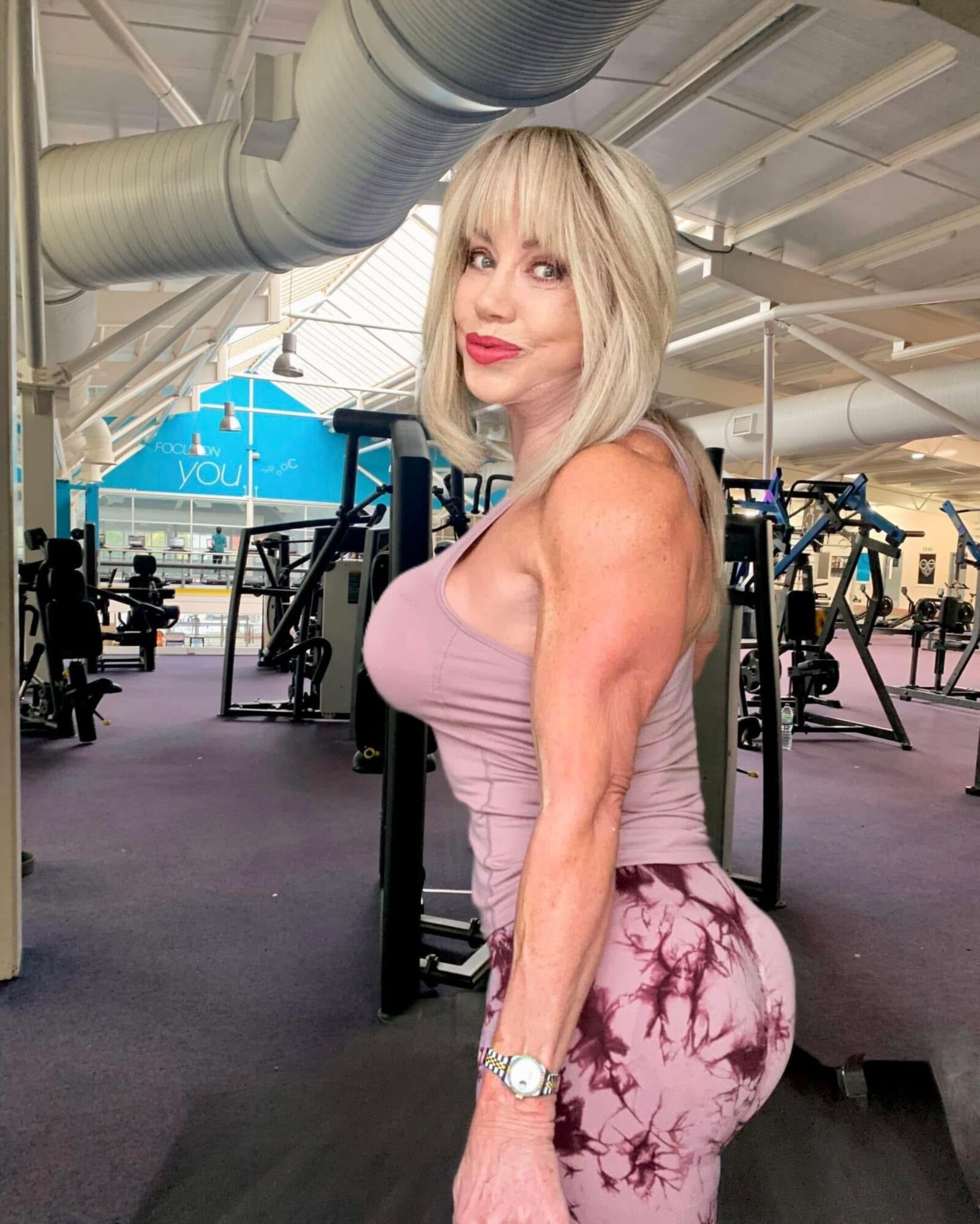 GILF musclé