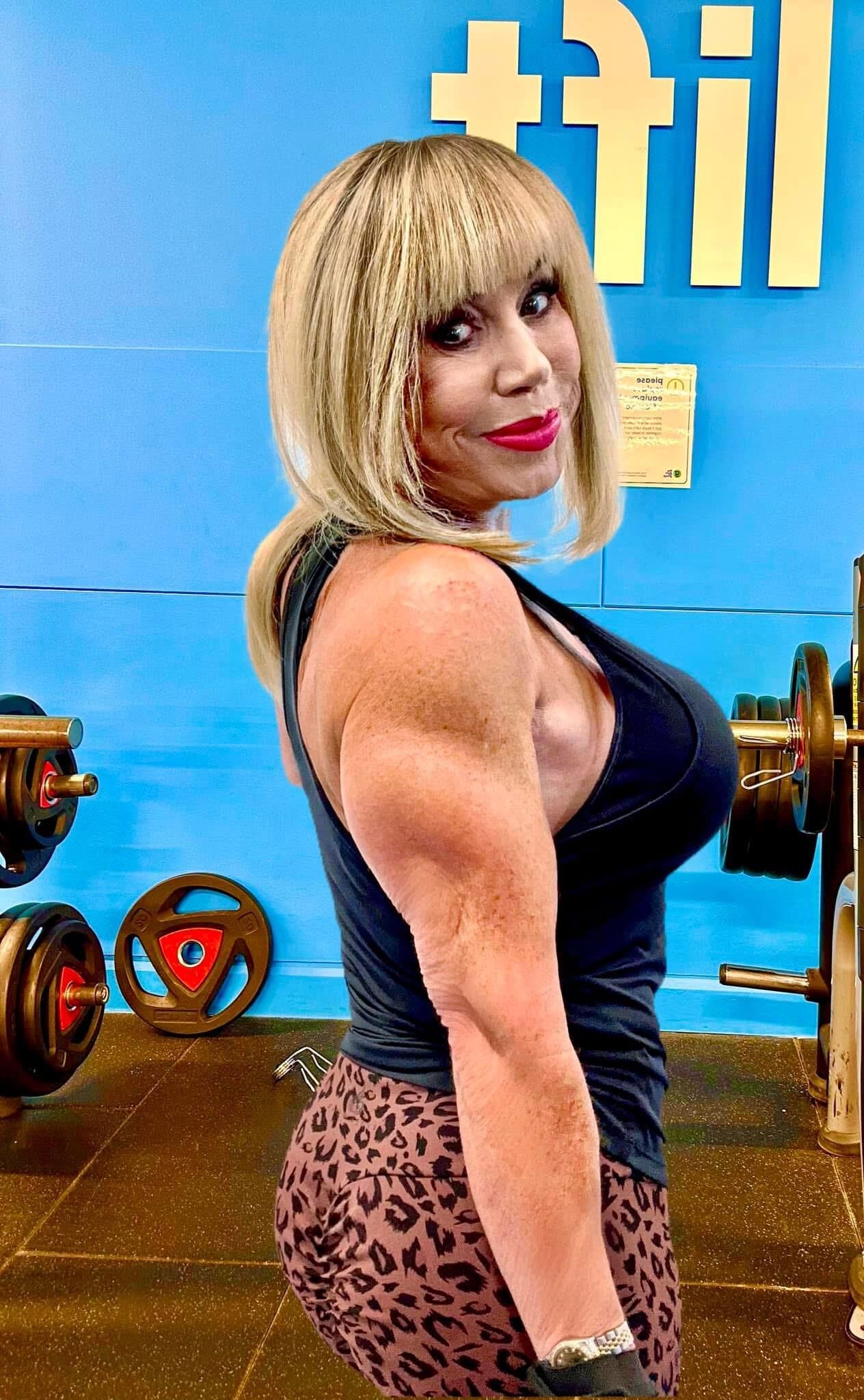 GILF musclé