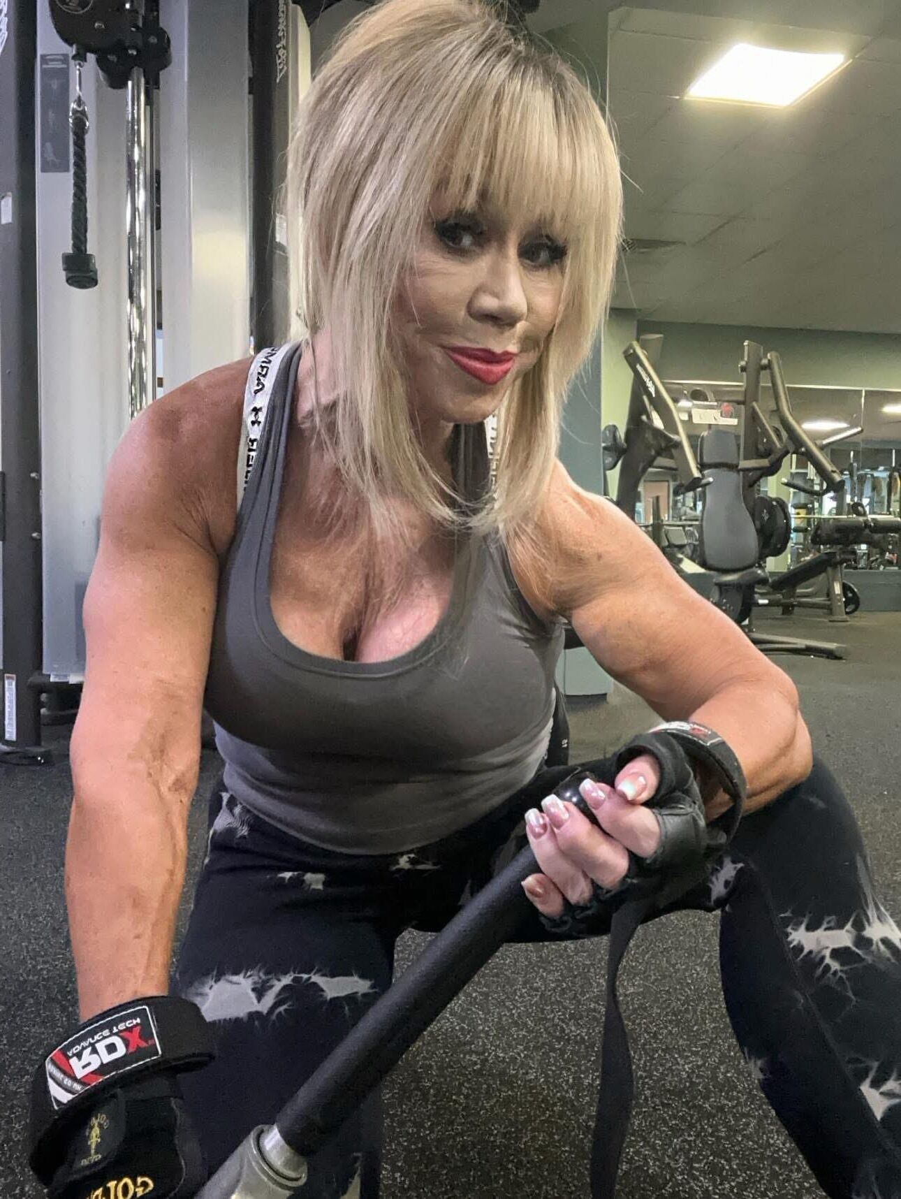 GILF musclé