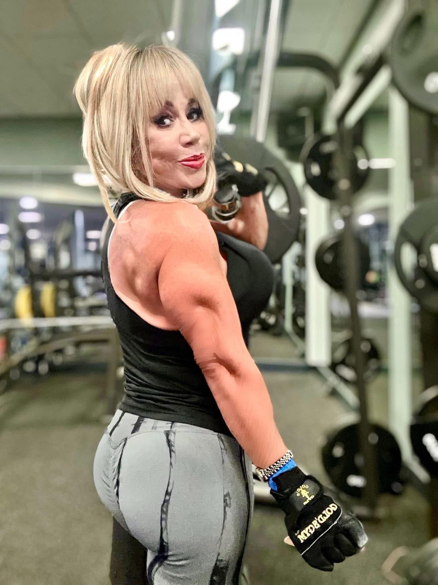 GILF musclé