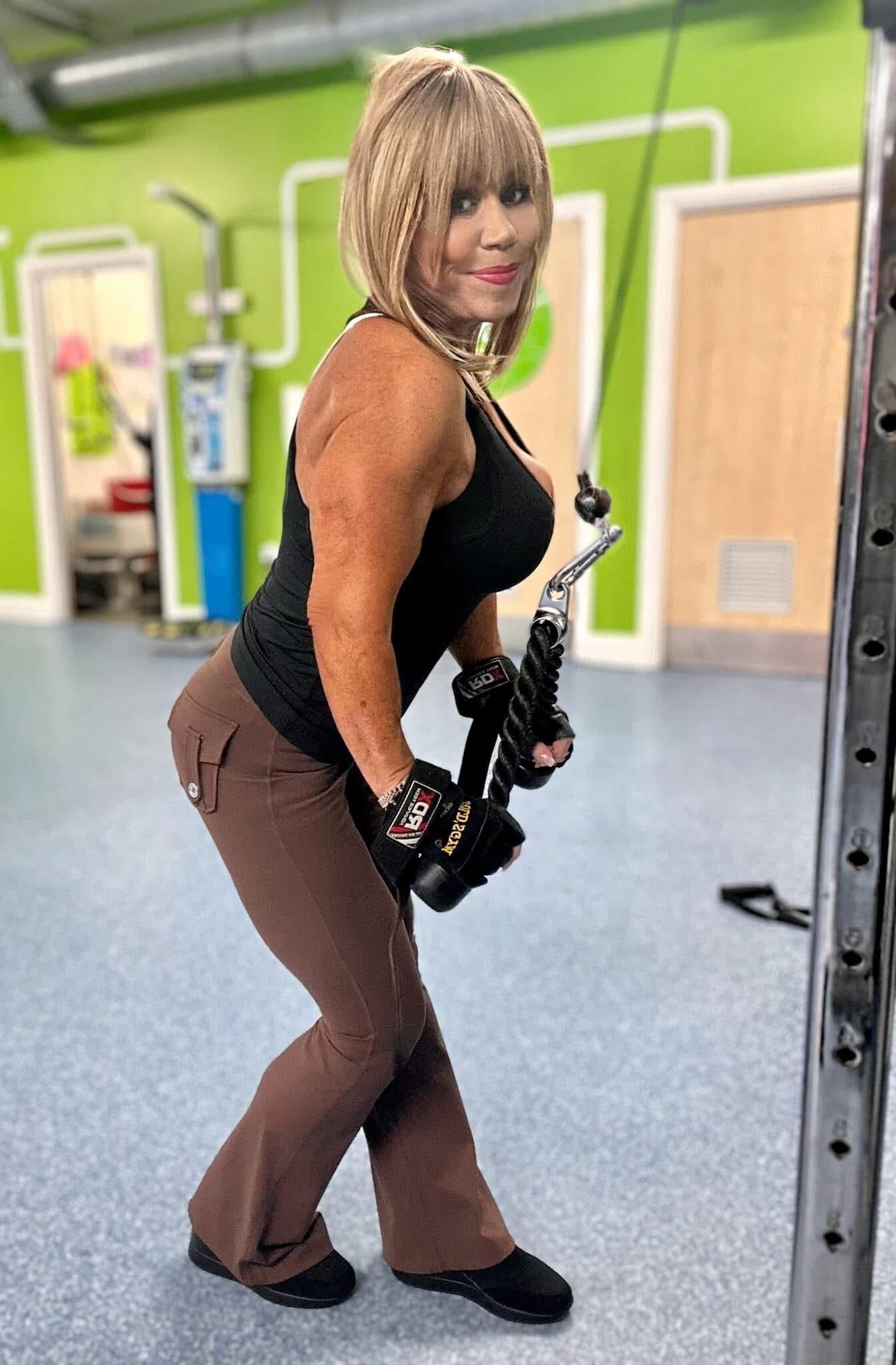 GILF musclé