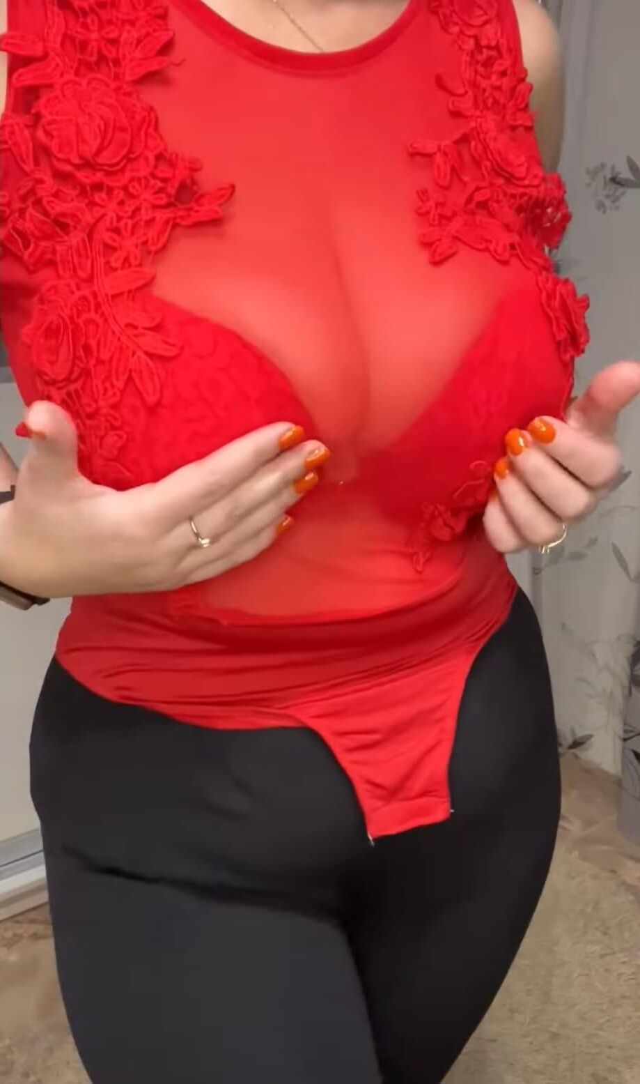 Big Bobs em sutiã vermelho