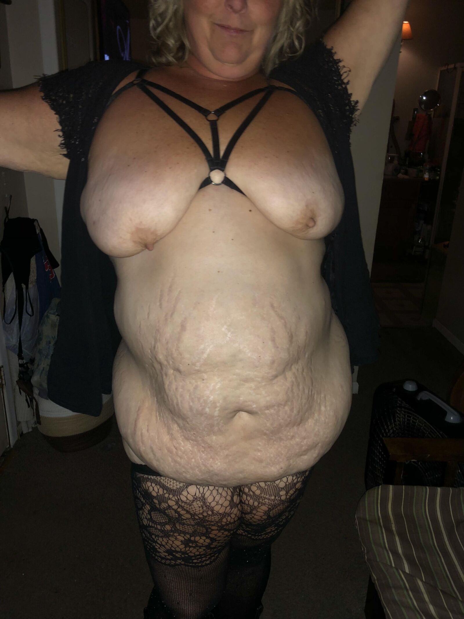 Der große Bauch meiner BBW -Frau