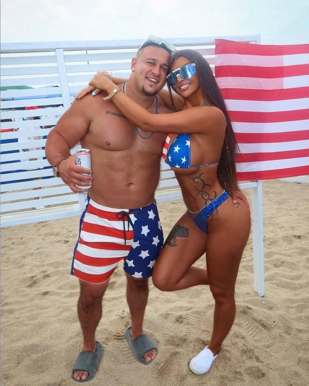 Super gebräunter amerikanischer Bikini -Babe Erica