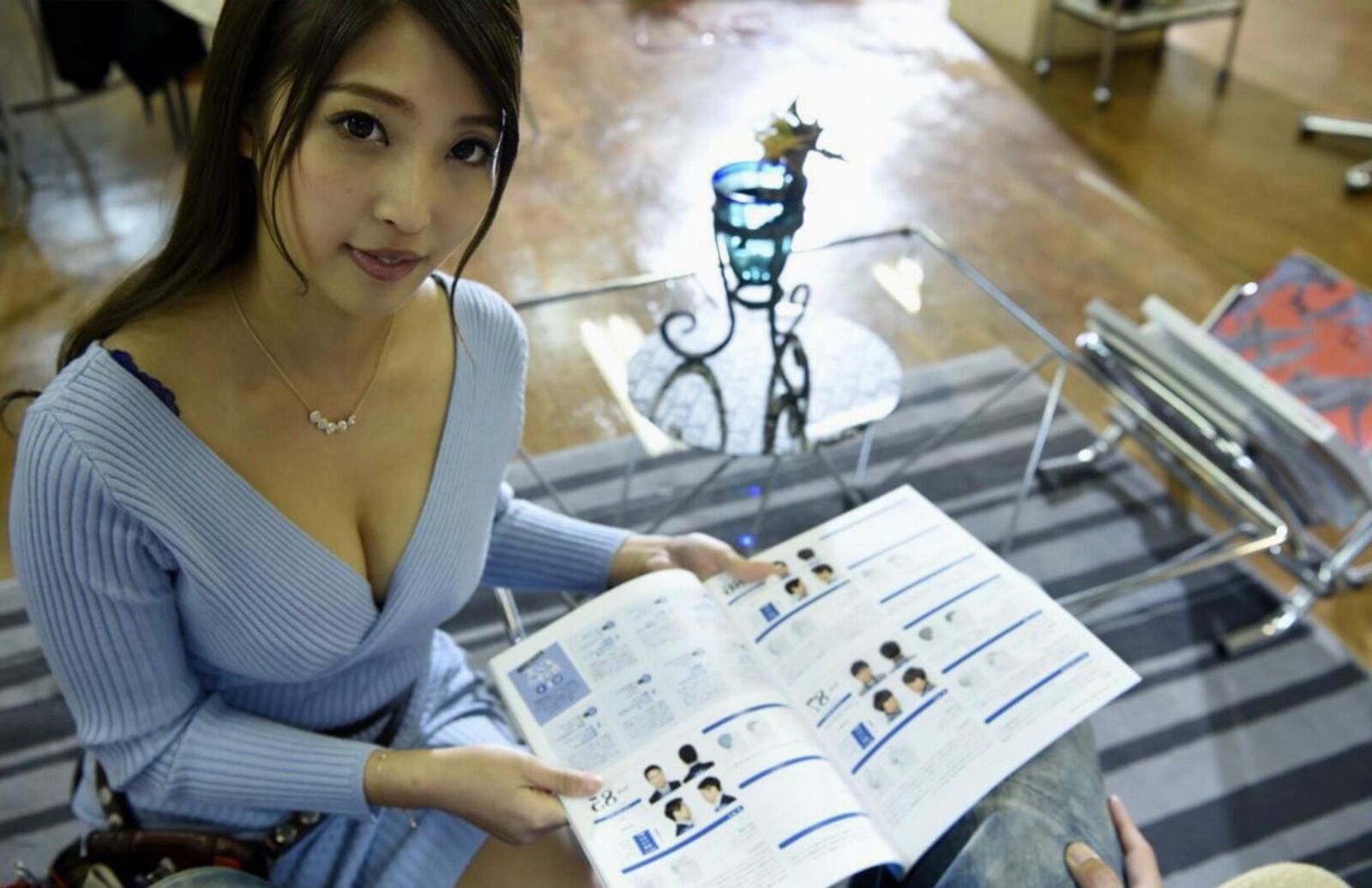 Emiri Momota Photobook VR Tentação Salão de Beleza