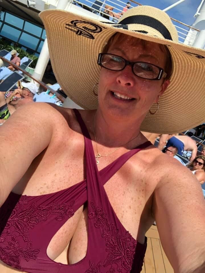 Tracy: Große sexy Milf mit D Cup Big Titten in Bikinis und Kleidern